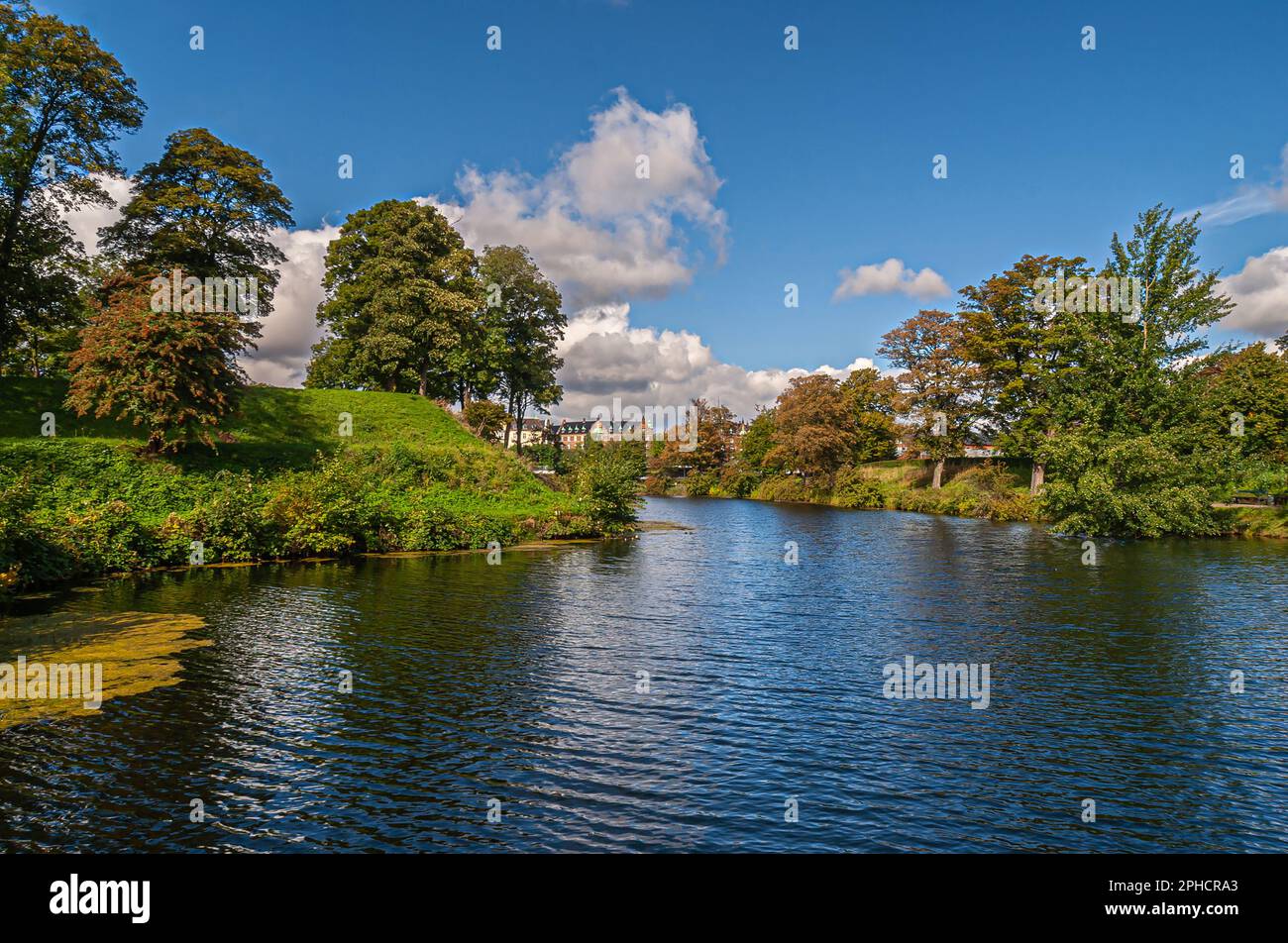 Copenaghen, Danimarca - 13 settembre 2010: Paesaggio verde di acqua blu fossato lato nord di Kastellet, fortezza della cittadella, guardando ad ovest, sotto la nuvola blu Foto Stock