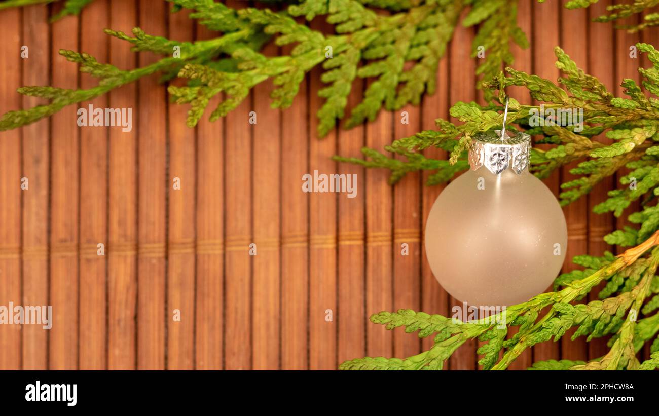 decorazione di natale su sfondo in legno con palla albero di natale e ramo verde. Disposizione piatta, vista dall'alto, spazio di copia Foto Stock