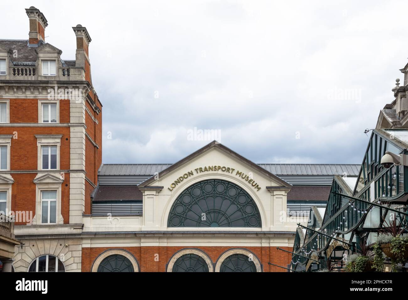 Cartello sopra una finestra ad arco del London Transport Museum, Covent Garden, Londra, Regno Unito Foto Stock