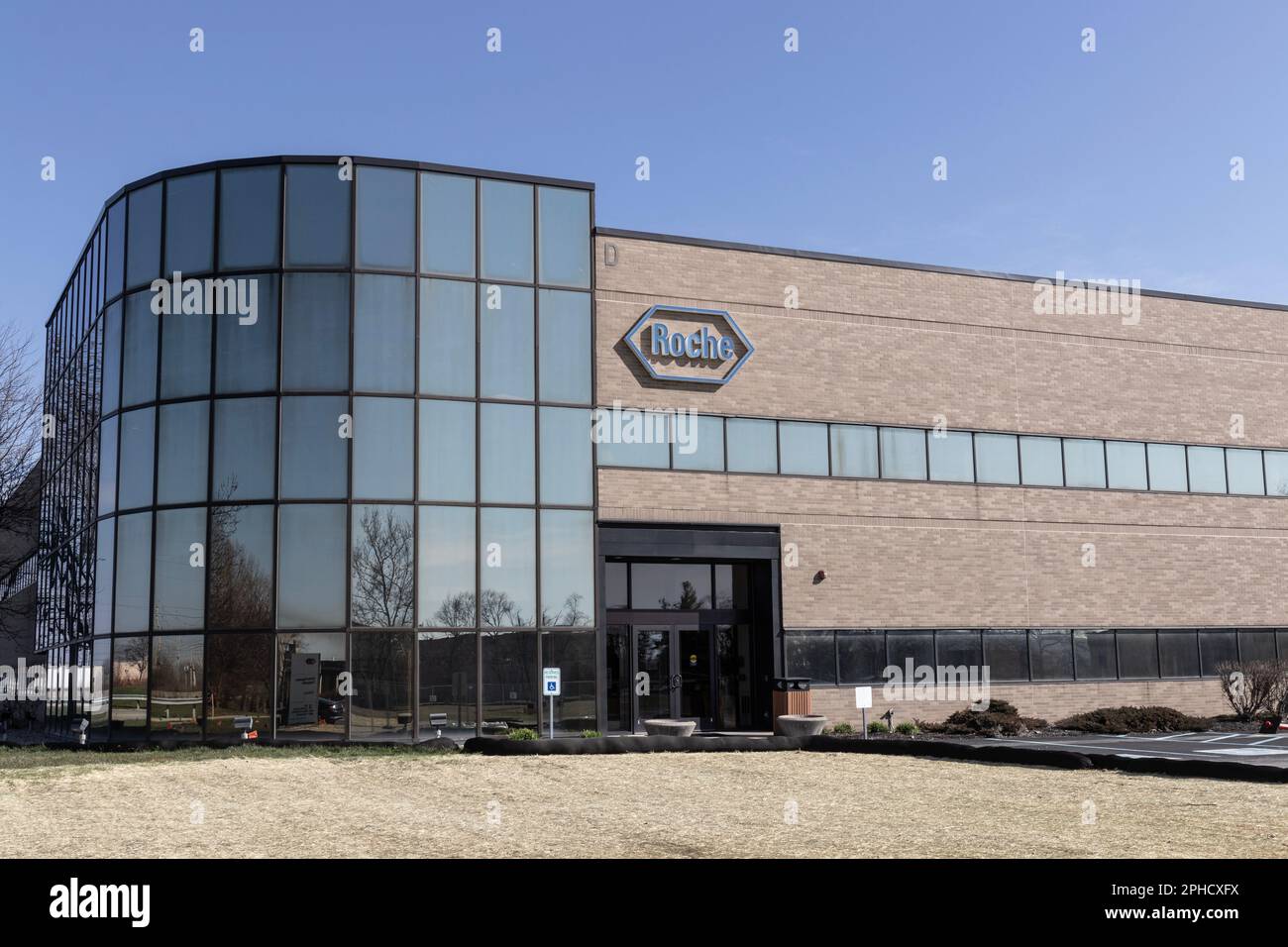 Indianapolis - circa Marzo 2023: Sede centrale di Roche Diagnostics USA. Roche opera in tutto il mondo sotto due divisioni: Pharmaceuticals e Diagnostics. Foto Stock