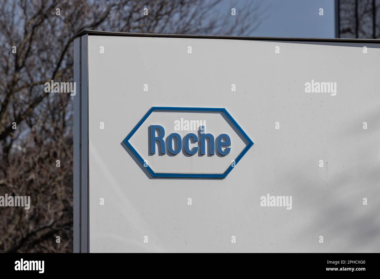 Indianapolis - circa Marzo 2023: Sede centrale di Roche Diagnostics USA. Roche opera in tutto il mondo sotto due divisioni: Pharmaceuticals e Diagnostics. Foto Stock