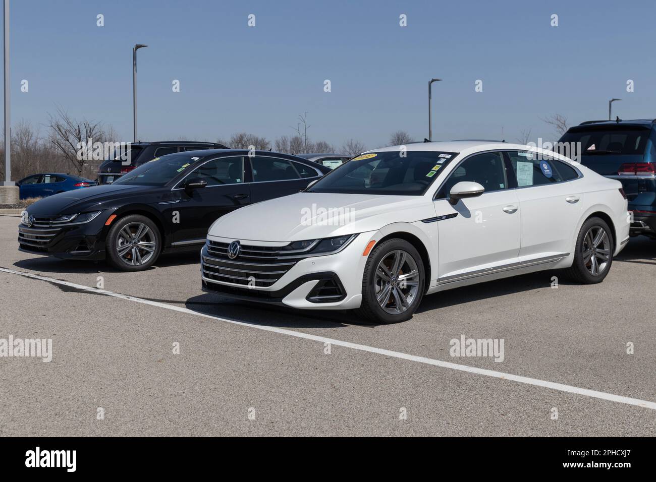 Noblesville - circa Marzo 2023: Usato Volkswagen Arteon display. Con problemi di fornitura, VW si affida alle vendite di veicoli usati per soddisfare la domanda. Foto Stock