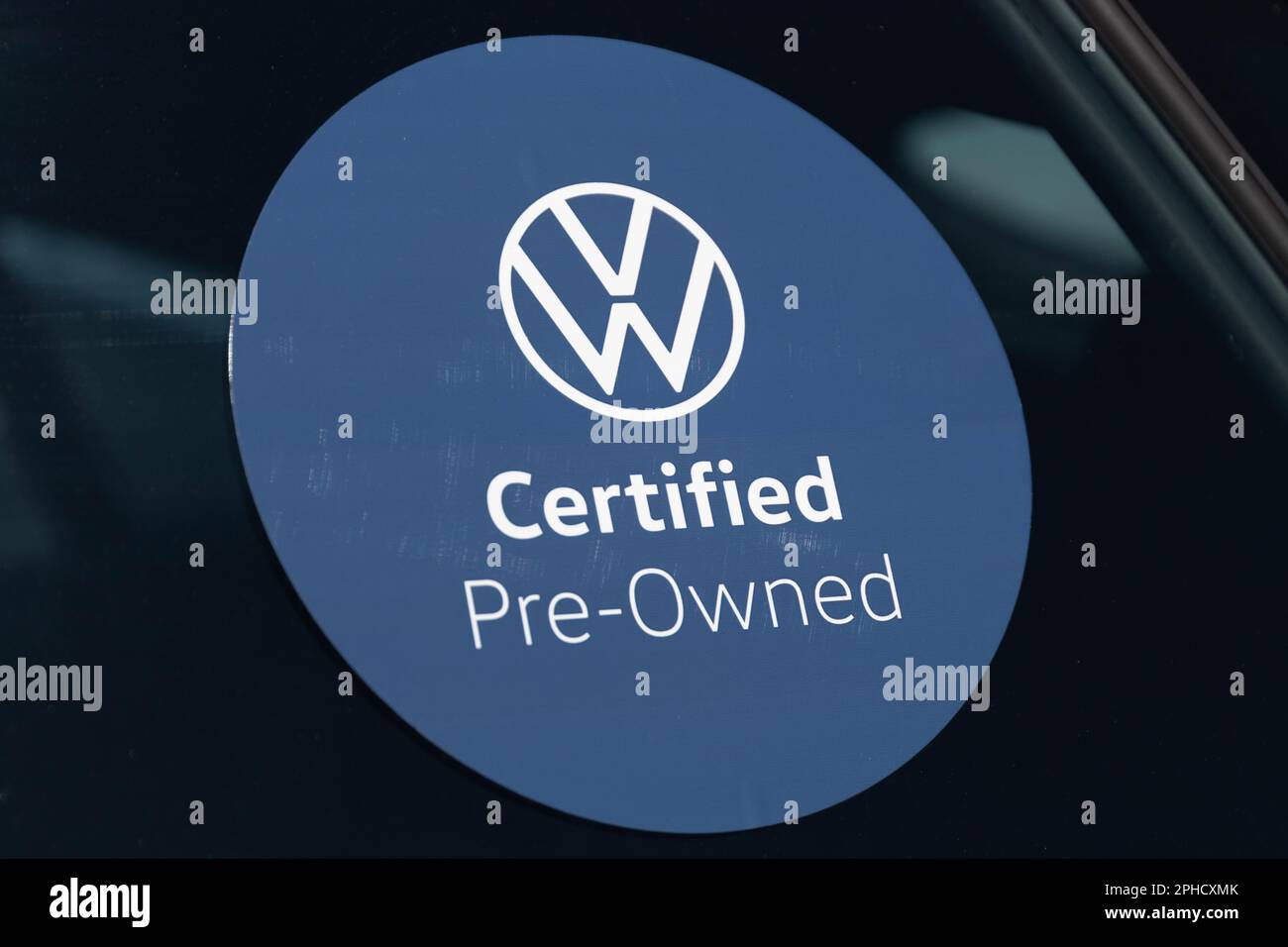 Noblesville - circa Marzo 2023: Adesivo usato certificato su una Volkswagen usata. In caso di problemi di fornitura, VW si affida alle vendite di veicoli usati. Foto Stock