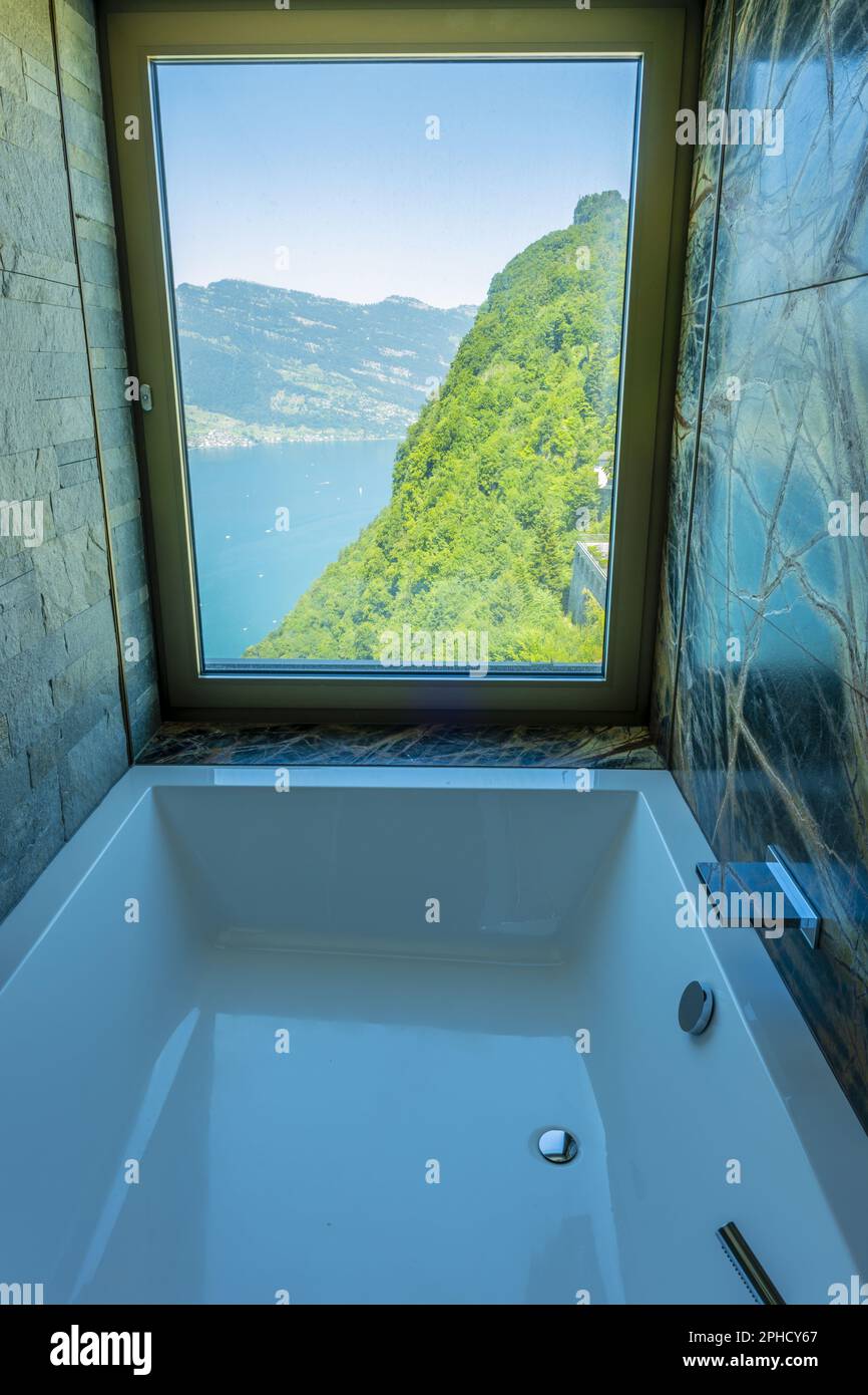 Vasca da bagno con vista sulle montagne e sul lago a Burgenstock,  Nidwalden, Svizzera Foto stock - Alamy