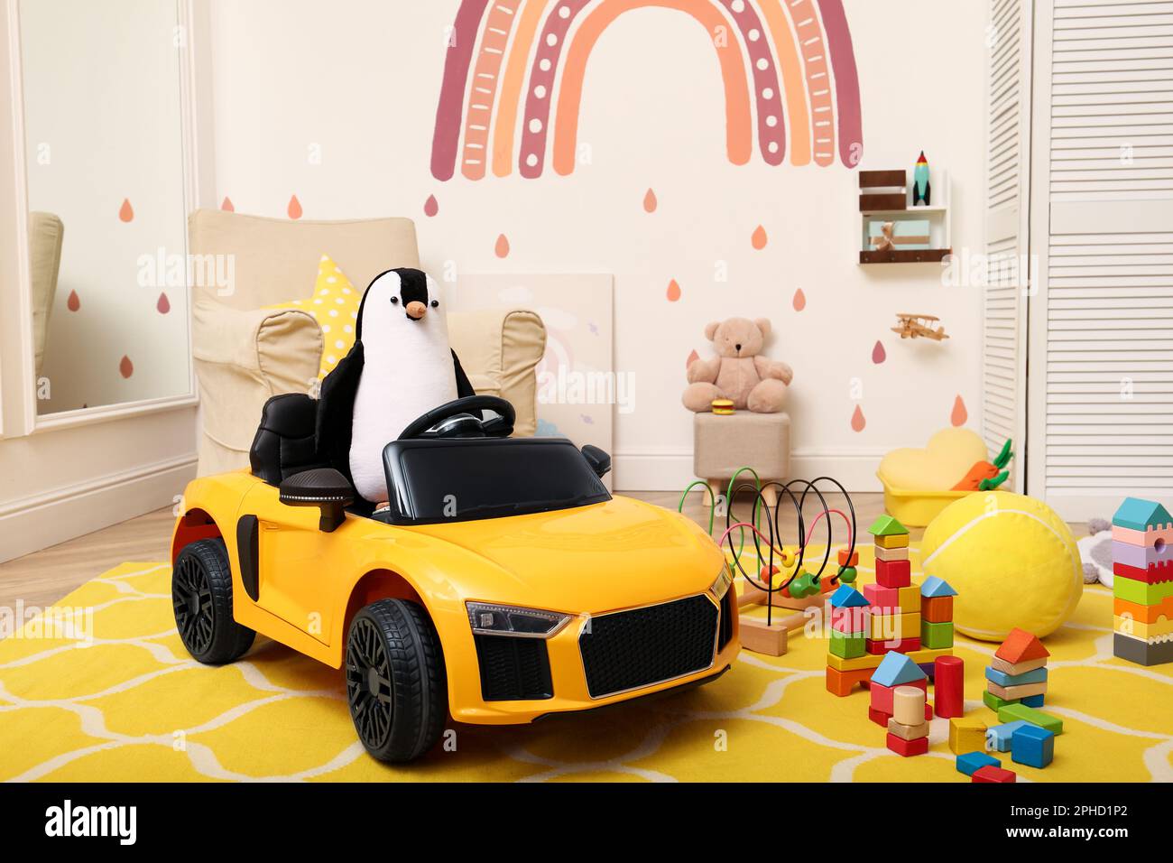 Auto elettrica per bambini e altri giocattoli in sala giochi Foto Stock