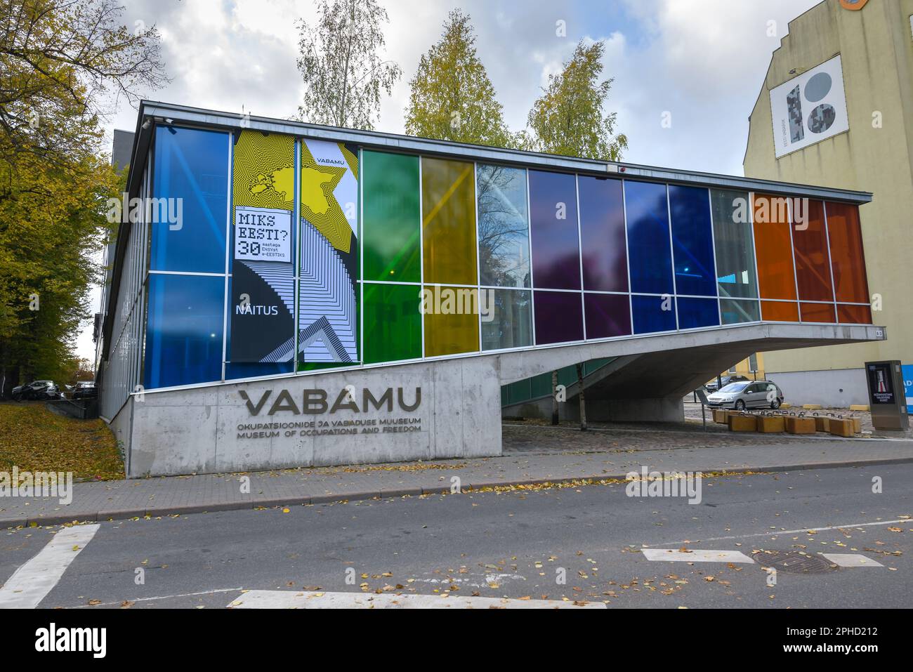 Vabamu Museo delle occupazioni e della libertà a Tallinn. Esterno del Museo di storia estone che racconta le occupazioni dell'Estonia chiamata Vabamu. Foto Stock