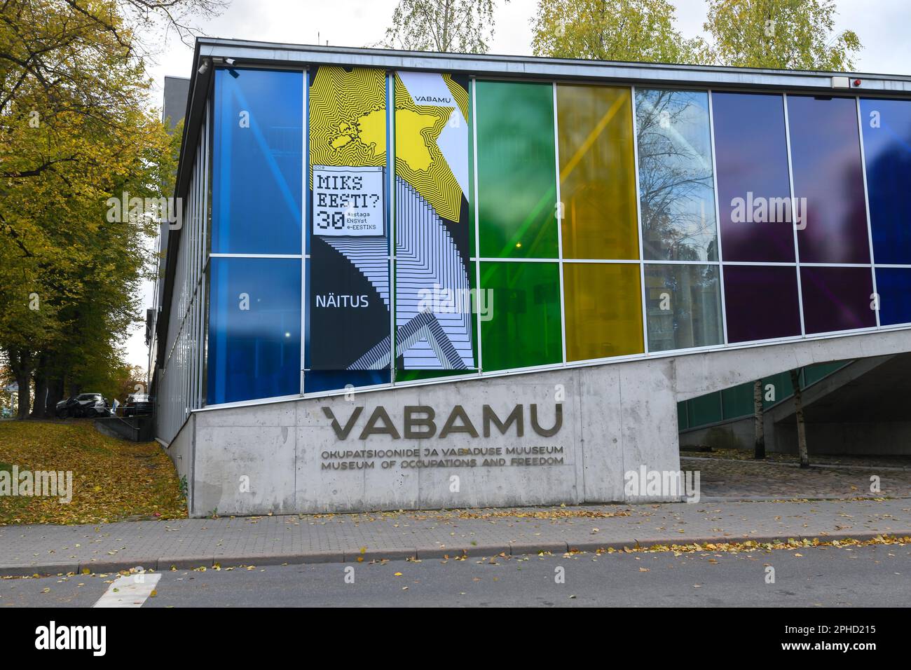 Vabamu Museo delle occupazioni e della libertà a Tallinn. Esterno del Museo di storia estone che racconta le occupazioni dell'Estonia chiamata Vabamu. Foto Stock