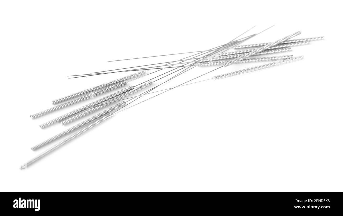 Molti aghi per agopuntura su sfondo bianco Foto Stock