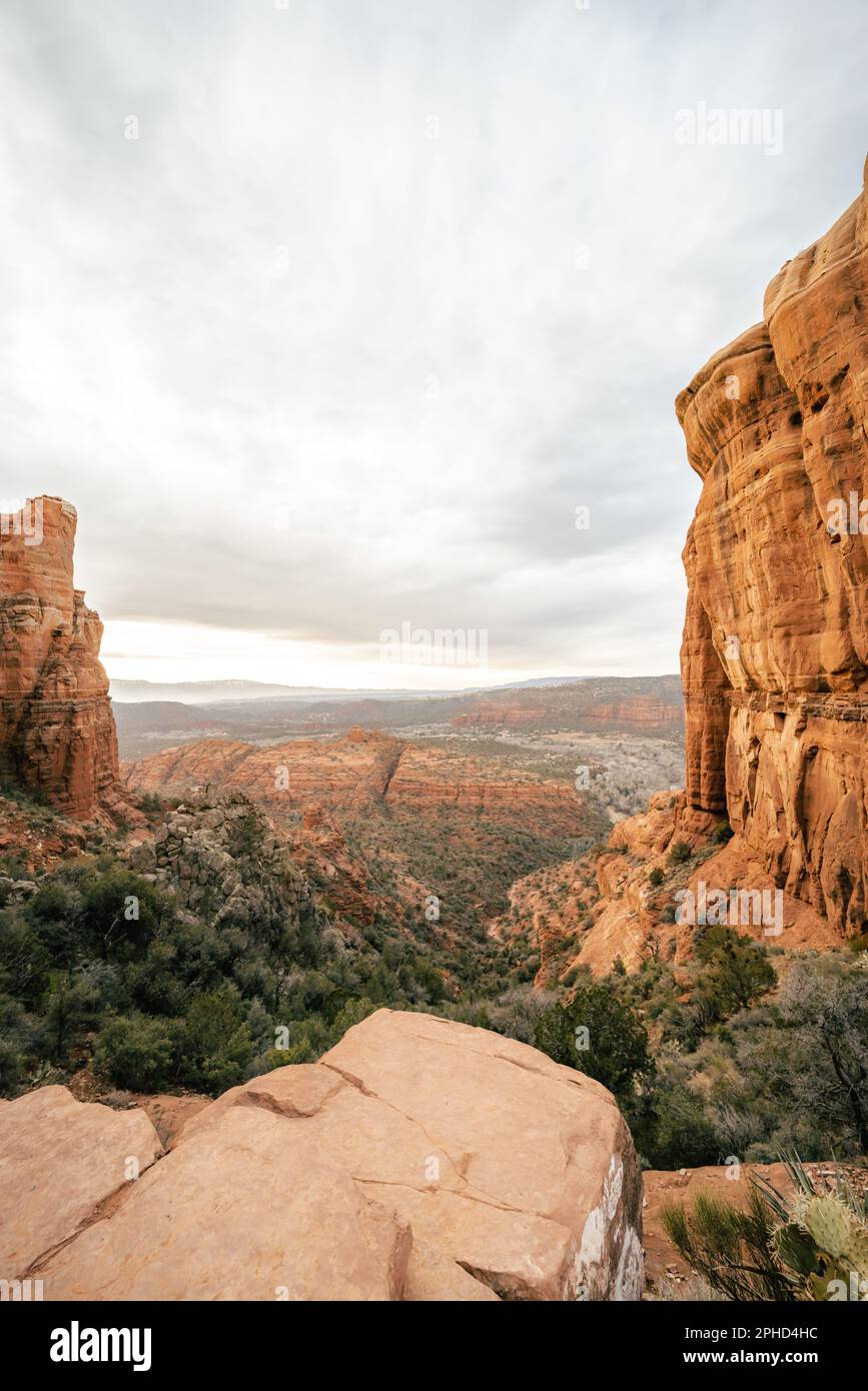 Vista dalla cima della Cathedral Rock a Sedona, Arizona, al tramonto. Foto Stock