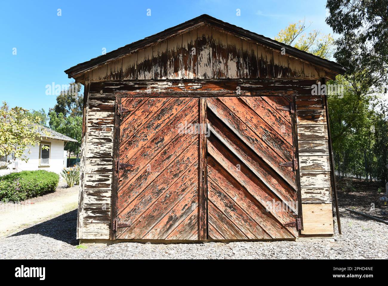 IRVINE, CALIFORNIA - 27 MAR 2023: Weathered Building presso l'Irvine Ranch Historic Park, ex sede storica del ranch, ora un parco con vinta Foto Stock