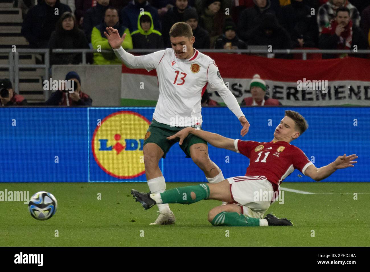 Budapest. 27th Mar, 2023. Yoan Stoyanov (L) di Bulgaria vies con Milos Kerkez di Ungheria durante la partita di qualificazione UEFA euro 2024 del Gruppo G tra Ungheria e Bulgaria a Budapest, Ungheria, il 27 marzo 2023. Credit: Attila Volgyi/Xinhua/Alamy Live News Foto Stock