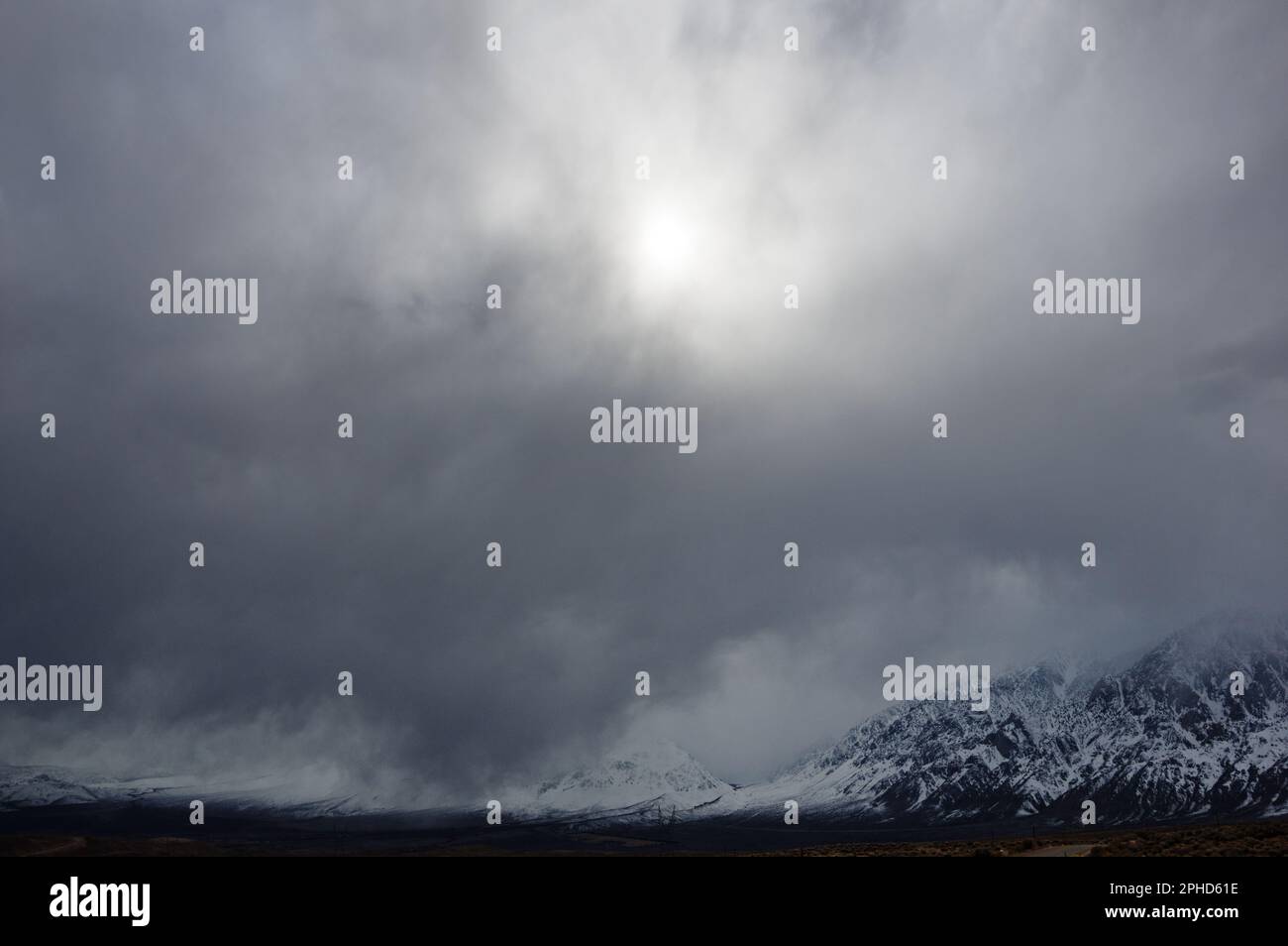 Cielo invernale grigio tempestoso sopra la Round Valley e le montagne della Sierra Nevada Foto Stock