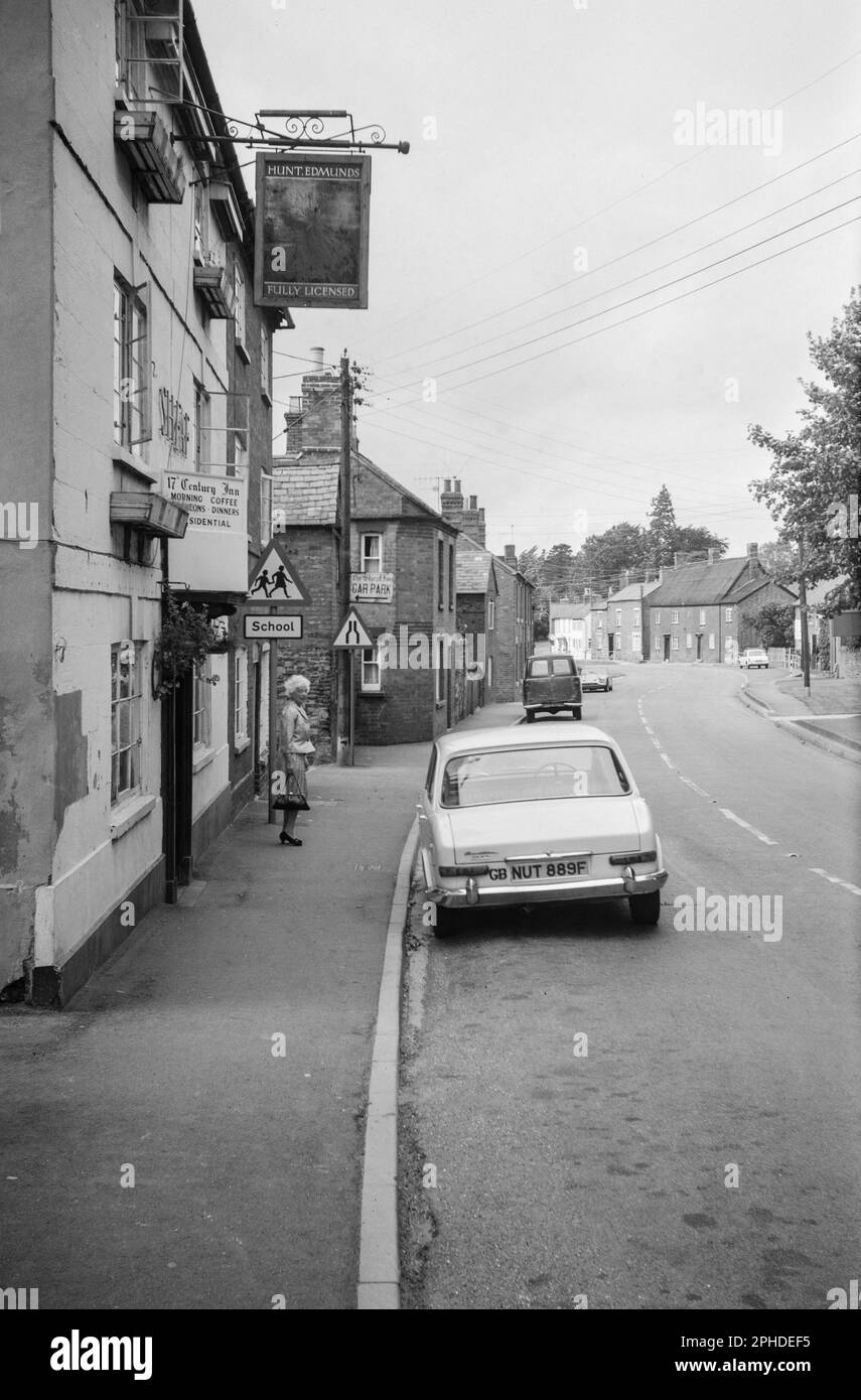 Una fotografia in bianco e nero del 1969 della città di West Haddon nel Northamptonshire, Inghilterra. Lo Sheaf Inn è sulla sinistra. Foto Stock