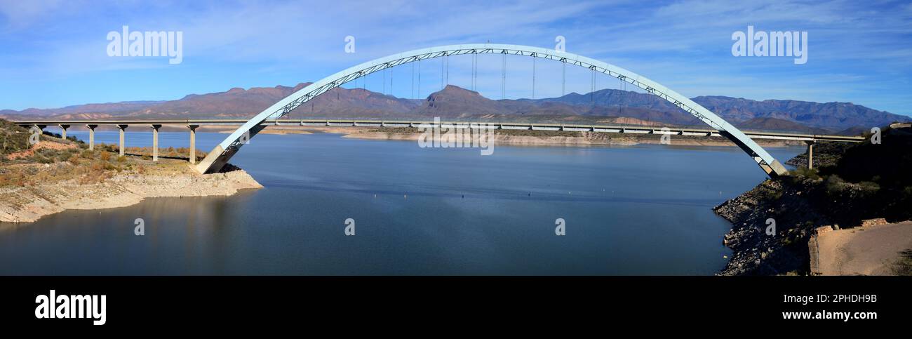 Panorama di Roosevelt Bridge e lago Roosevelt nel sud-est dell'Arizona. Foto Stock