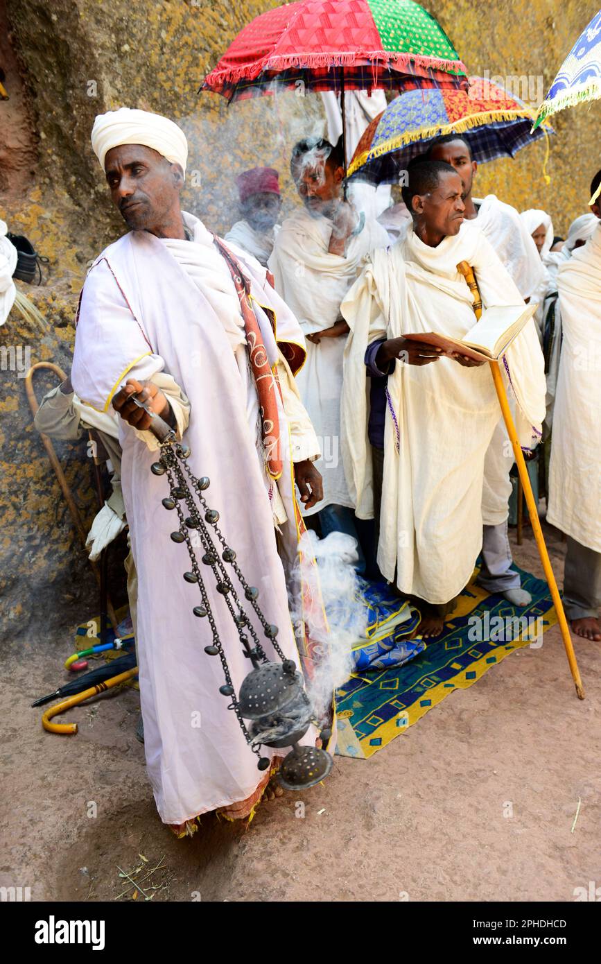 Pellegrini etiopi in visita alla Chiesa di San Giorgio a Lalibela, Etiopia durante la settimana di Pasqua. Foto Stock