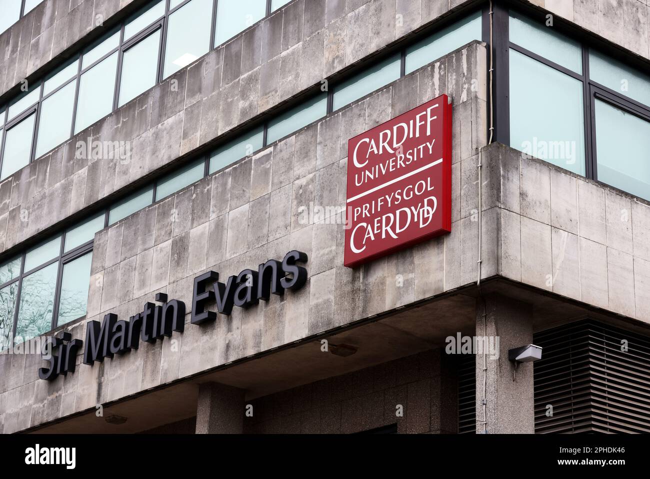 Vedute generali dell'edificio Sir Martin Evans presso l'Università di Cardiff, Cardiff, Galles, Regno Unito. Foto Stock