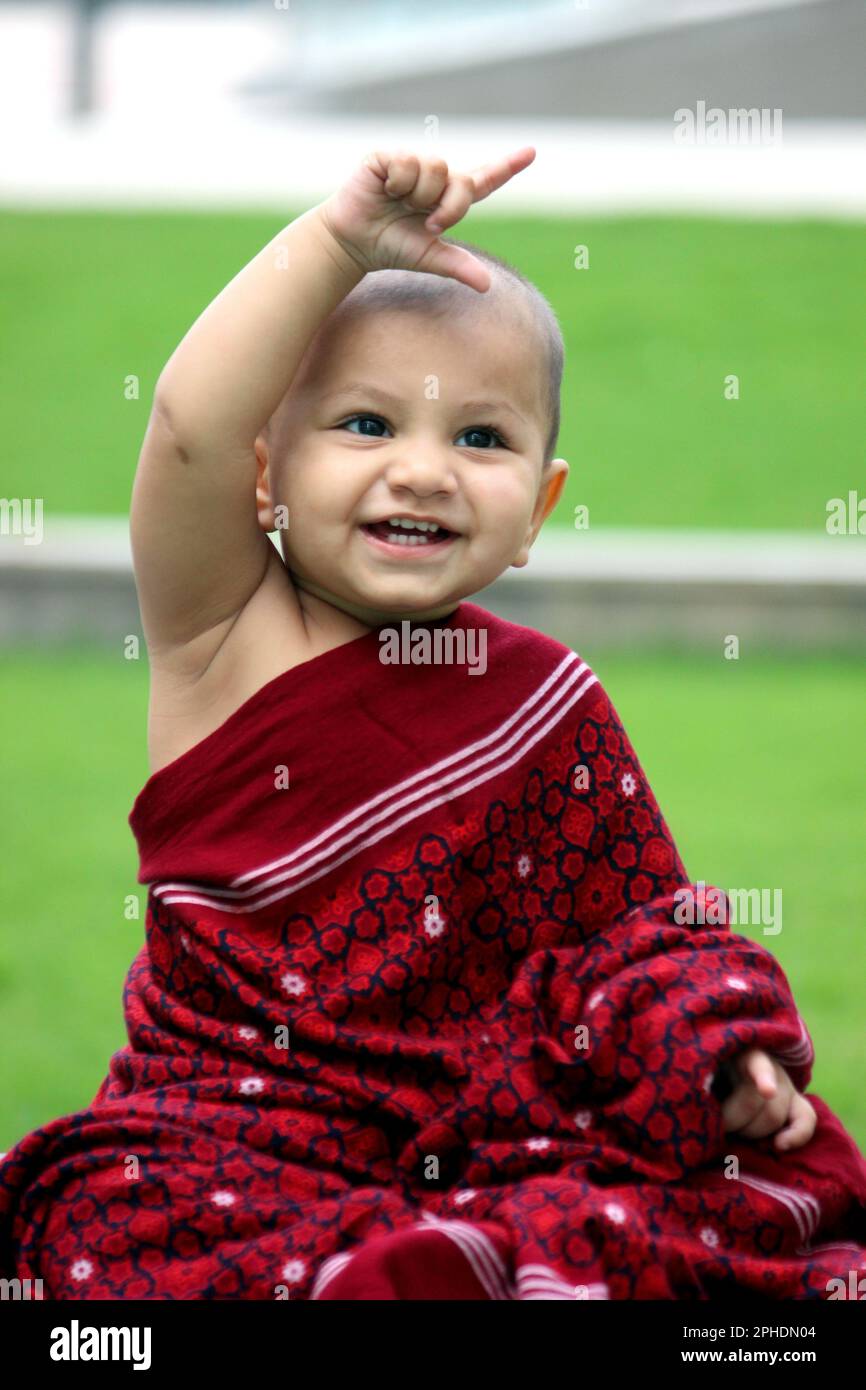 Bambino in scialle immagini e fotografie stock ad alta risoluzione - Alamy