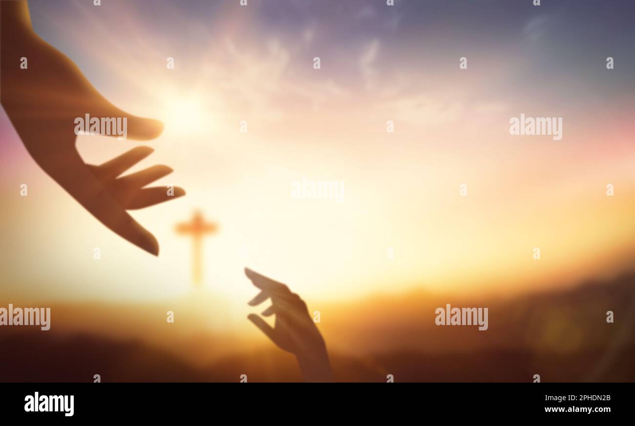 crocifisso cielo tramonto, amore per le mani sostegno cura, sfondo astratto Foto Stock