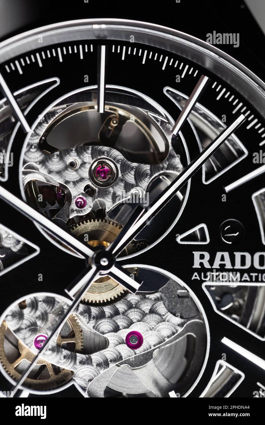 Lengnau, Svizzera - 11 novembre 2021: Rado True Open Heart Automatic R27510152, macro foto di lusso Swiss made orologio da polso meccanico con nero Foto Stock