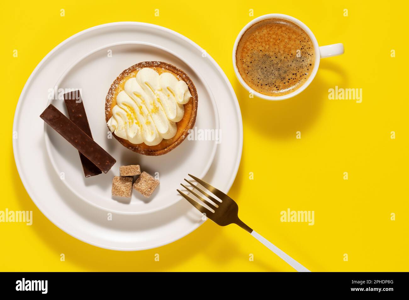 Caffè mattutino, torta deliziosa e cioccolata sul piatto. Foto Stock