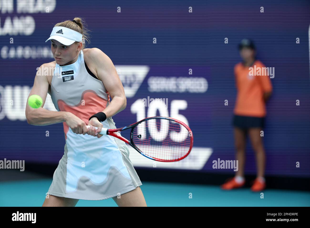 MIAMI GARDENS, FLORIDA - 27 MARZO: Elena Rybakina del Kazakistan sconfigge Elise Mertens del Belgio nella sua quarta partita il giorno 9 del Miami Open all'Hard Rock Stadium il 27 marzo 2023 a Miami Gardens, florid persone: Elena Rybakina Credit: Storms Media Group/Alamy Live News Foto Stock