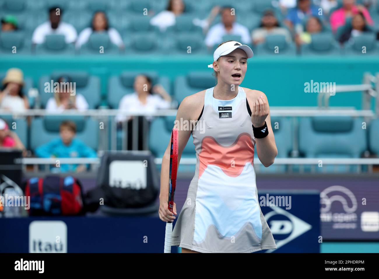 MIAMI GARDENS, FLORIDA - 27 MARZO: Elena Rybakina del Kazakistan sconfigge Elise Mertens del Belgio nella sua quarta partita il giorno 9 del Miami Open all'Hard Rock Stadium il 27 marzo 2023 a Miami Gardens, florid persone: Elena Rybakina Credit: Storms Media Group/Alamy Live News Foto Stock