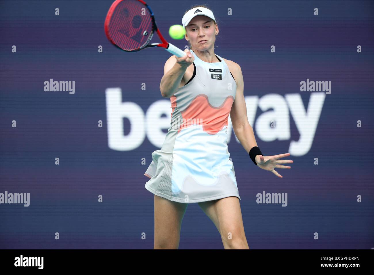 MIAMI GARDENS, FLORIDA - 27 MARZO: Elena Rybakina del Kazakistan sconfigge Elise Mertens del Belgio nella sua quarta partita il giorno 9 del Miami Open all'Hard Rock Stadium il 27 marzo 2023 a Miami Gardens, florid persone: Elena Rybakina Credit: Storms Media Group/Alamy Live News Foto Stock