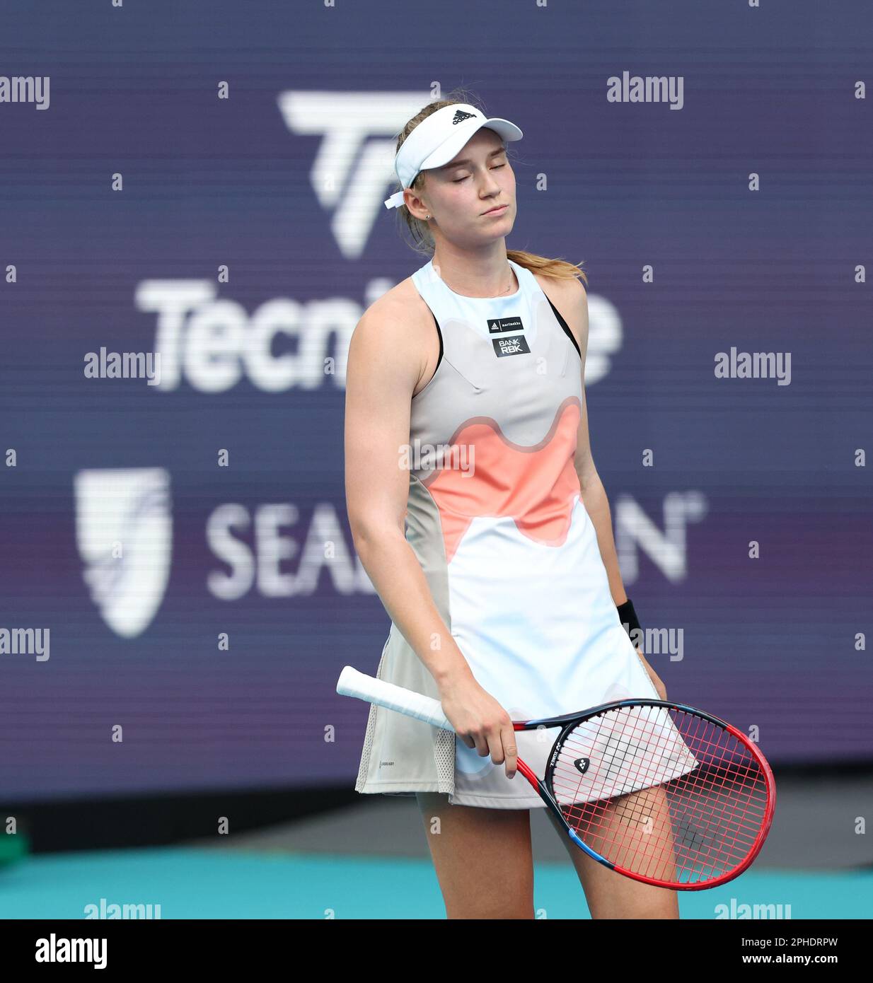 MIAMI GARDENS, FLORIDA - 27 MARZO: Elena Rybakina del Kazakistan sconfigge Elise Mertens del Belgio nella sua quarta partita il giorno 9 del Miami Open all'Hard Rock Stadium il 27 marzo 2023 a Miami Gardens, florid persone: Elena Rybakina Credit: Storms Media Group/Alamy Live News Foto Stock