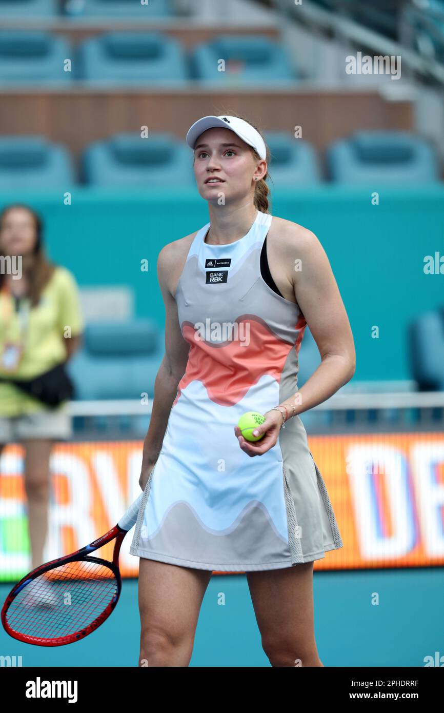 MIAMI GARDENS, FLORIDA - 27 MARZO: Elena Rybakina del Kazakistan sconfigge Elise Mertens del Belgio nella sua quarta partita il giorno 9 del Miami Open all'Hard Rock Stadium il 27 marzo 2023 a Miami Gardens, florid persone: Elena Rybakina Credit: Storms Media Group/Alamy Live News Foto Stock