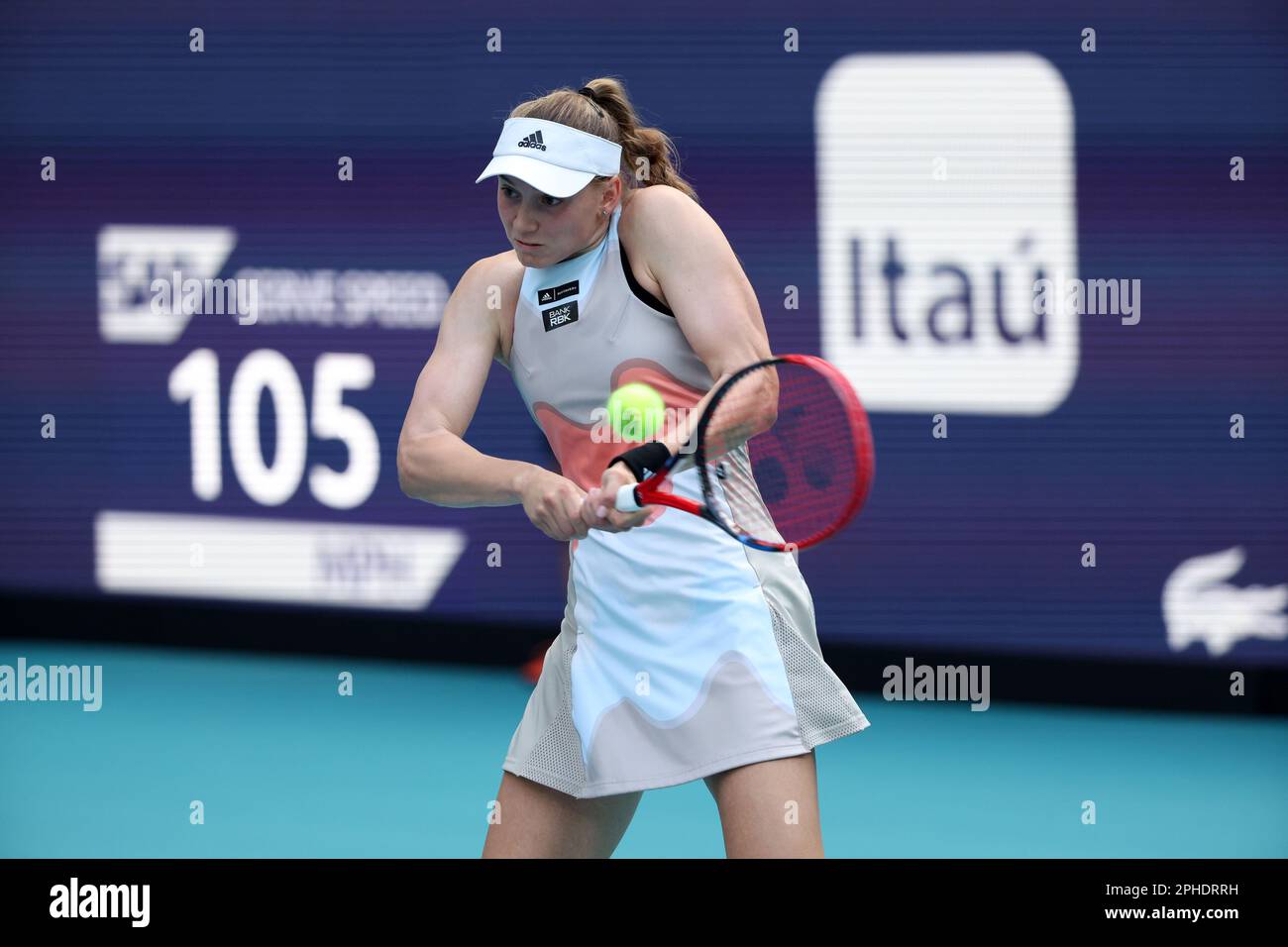 MIAMI GARDENS, FLORIDA - 27 MARZO: Elena Rybakina del Kazakistan sconfigge Elise Mertens del Belgio nella sua quarta partita il giorno 9 del Miami Open all'Hard Rock Stadium il 27 marzo 2023 a Miami Gardens, florid persone: Elena Rybakina Credit: Storms Media Group/Alamy Live News Foto Stock