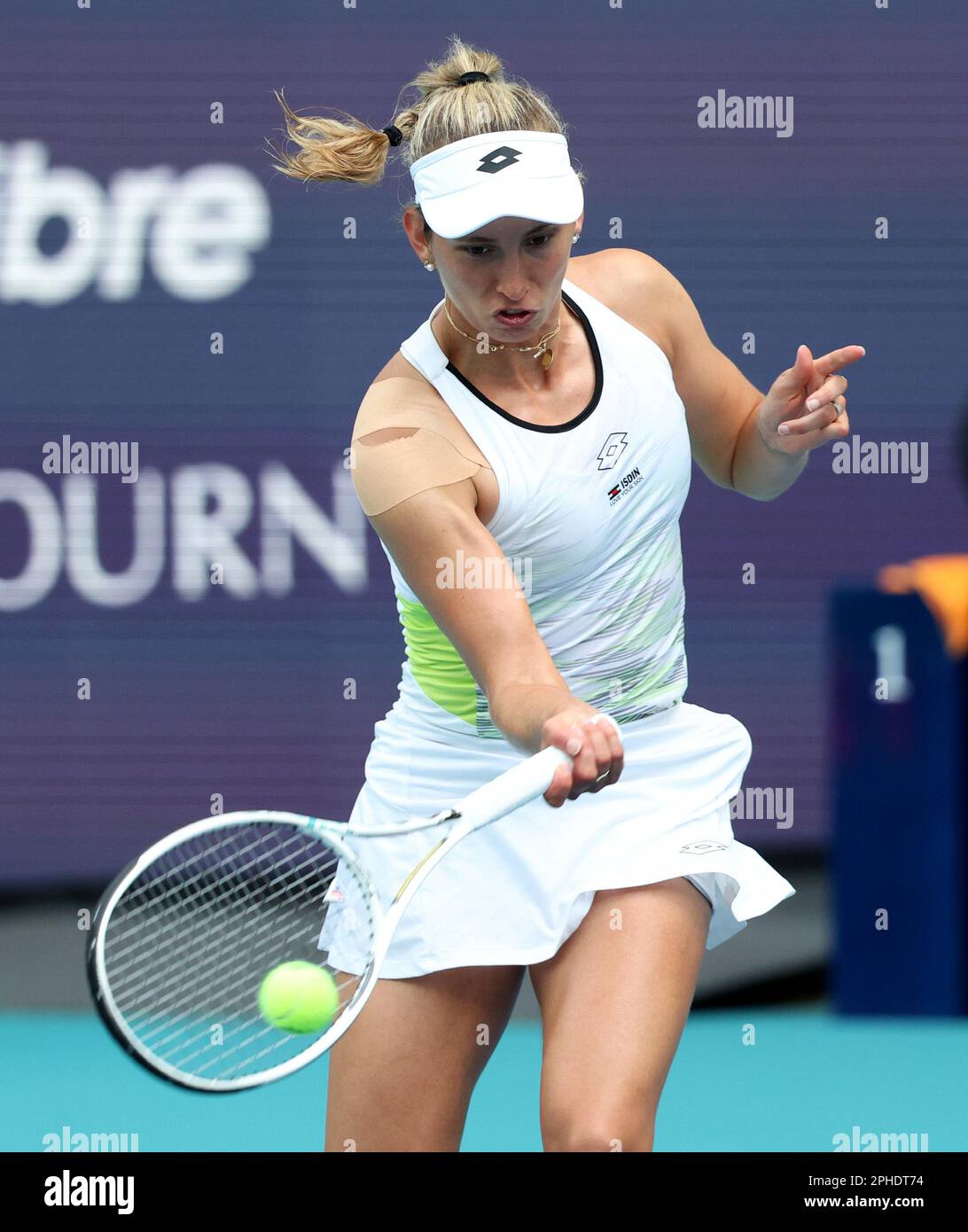 MIAMI GARDENS, FLORIDA - 27 MARZO: Elena Rybakina del Kazakhstan sconfigge Elise Mertens del Belgio nella sua quarta partita il giorno 9 del Miami Open all'Hard Rock Stadium il 27 marzo 2023 a Miami Gardens, Florid People: Elise Mertens Credit: Storms Media Group/Alamy Live News Foto Stock