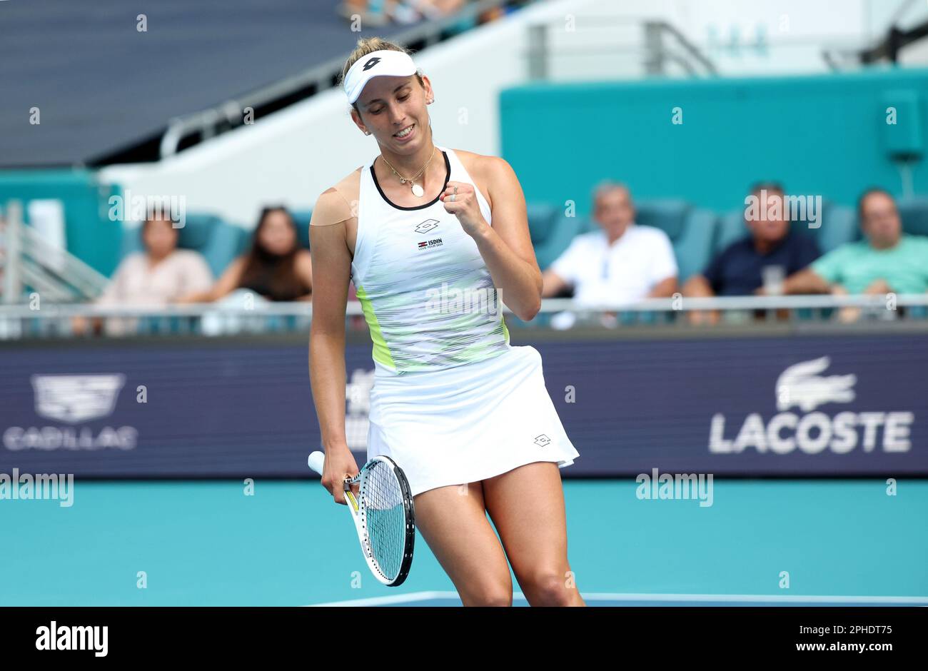 MIAMI GARDENS, FLORIDA - 27 MARZO: Elena Rybakina del Kazakhstan sconfigge Elise Mertens del Belgio nella sua quarta partita il giorno 9 del Miami Open all'Hard Rock Stadium il 27 marzo 2023 a Miami Gardens, Florid People: Elise Mertens Credit: Storms Media Group/Alamy Live News Foto Stock