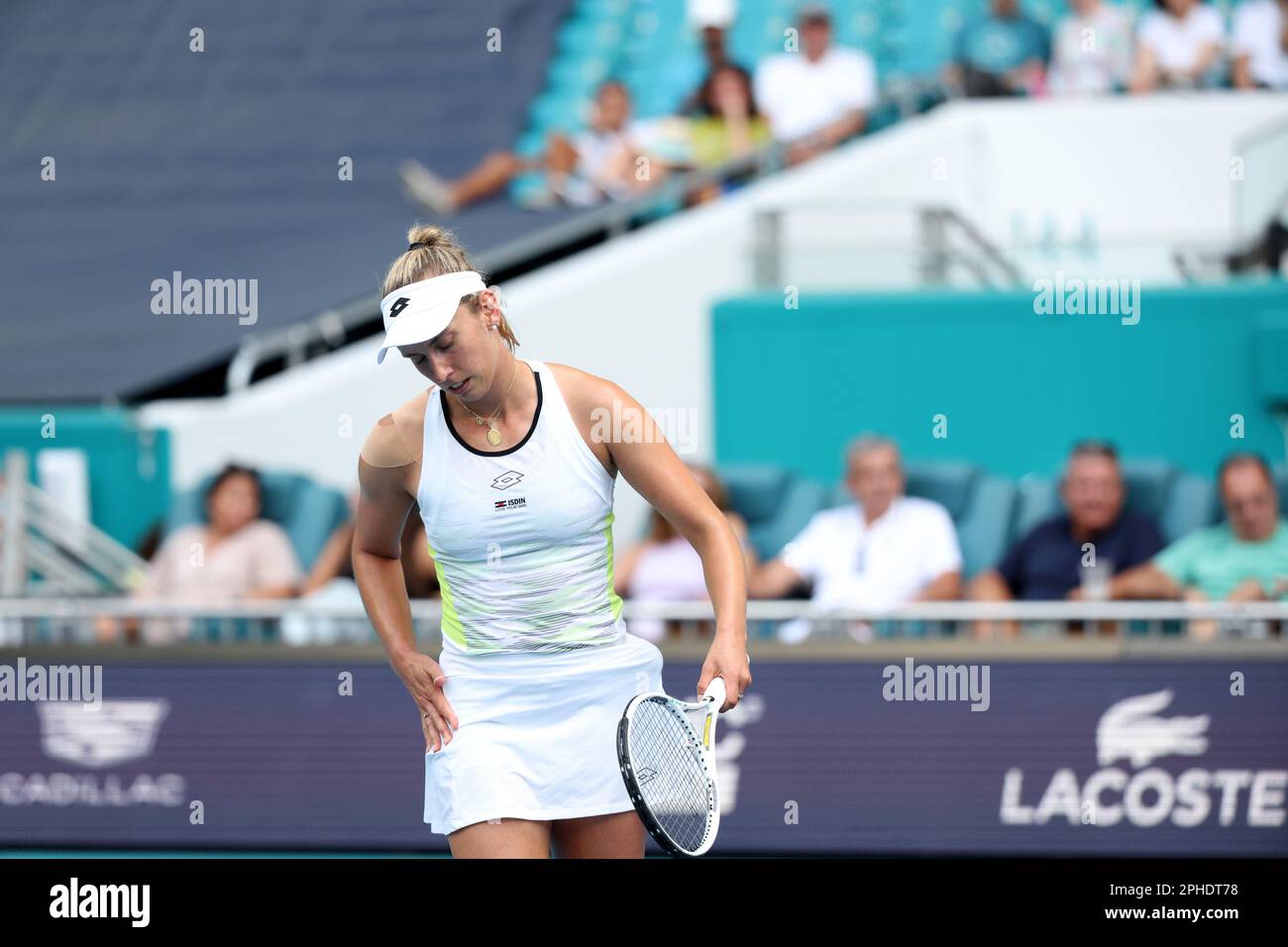 MIAMI GARDENS, FLORIDA - 27 MARZO: Elena Rybakina del Kazakhstan sconfigge Elise Mertens del Belgio nella sua quarta partita il giorno 9 del Miami Open all'Hard Rock Stadium il 27 marzo 2023 a Miami Gardens, Florid People: Elise Mertens Credit: Storms Media Group/Alamy Live News Foto Stock