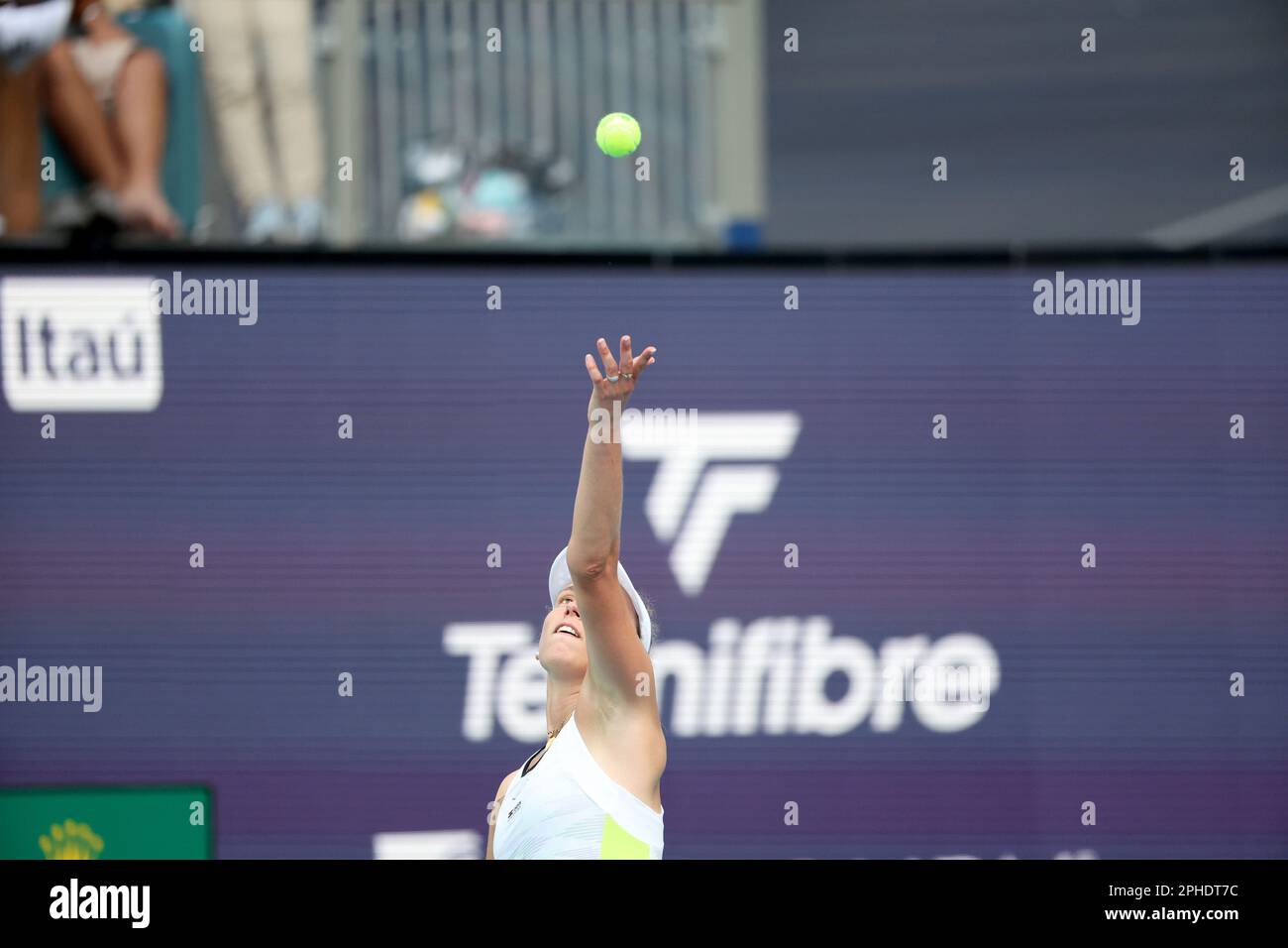 MIAMI GARDENS, FLORIDA - 27 MARZO: Elena Rybakina del Kazakhstan sconfigge Elise Mertens del Belgio nella sua quarta partita il giorno 9 del Miami Open all'Hard Rock Stadium il 27 marzo 2023 a Miami Gardens, Florid People: Elise Mertens Credit: Storms Media Group/Alamy Live News Foto Stock