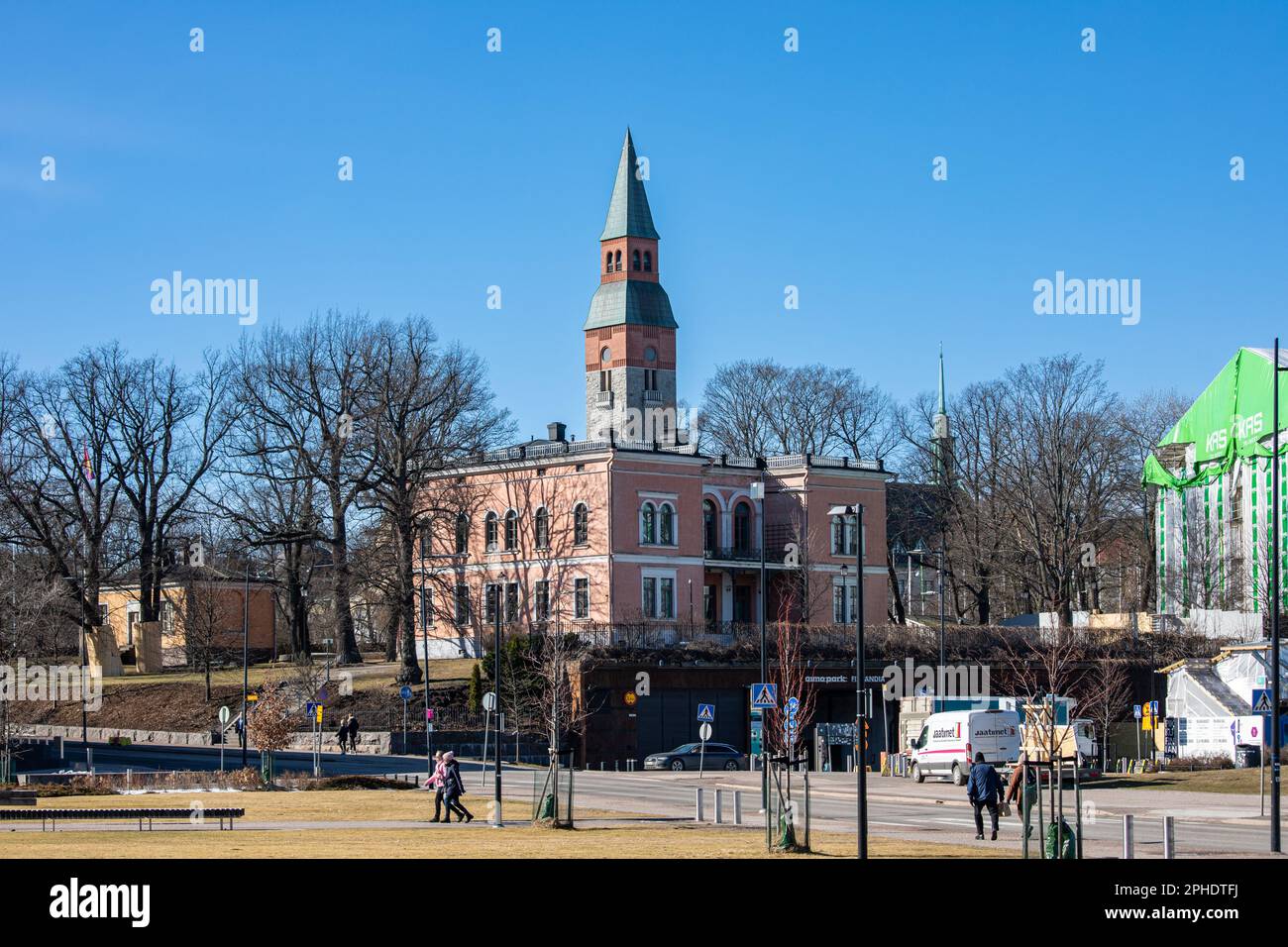 Il Museo Nazionale svetta su Hakasalmen huvila o Villa Karamzin in una giornata di sole primaverile nel quartiere di Etu-Töölö di Helsinki, Finlandia Foto Stock