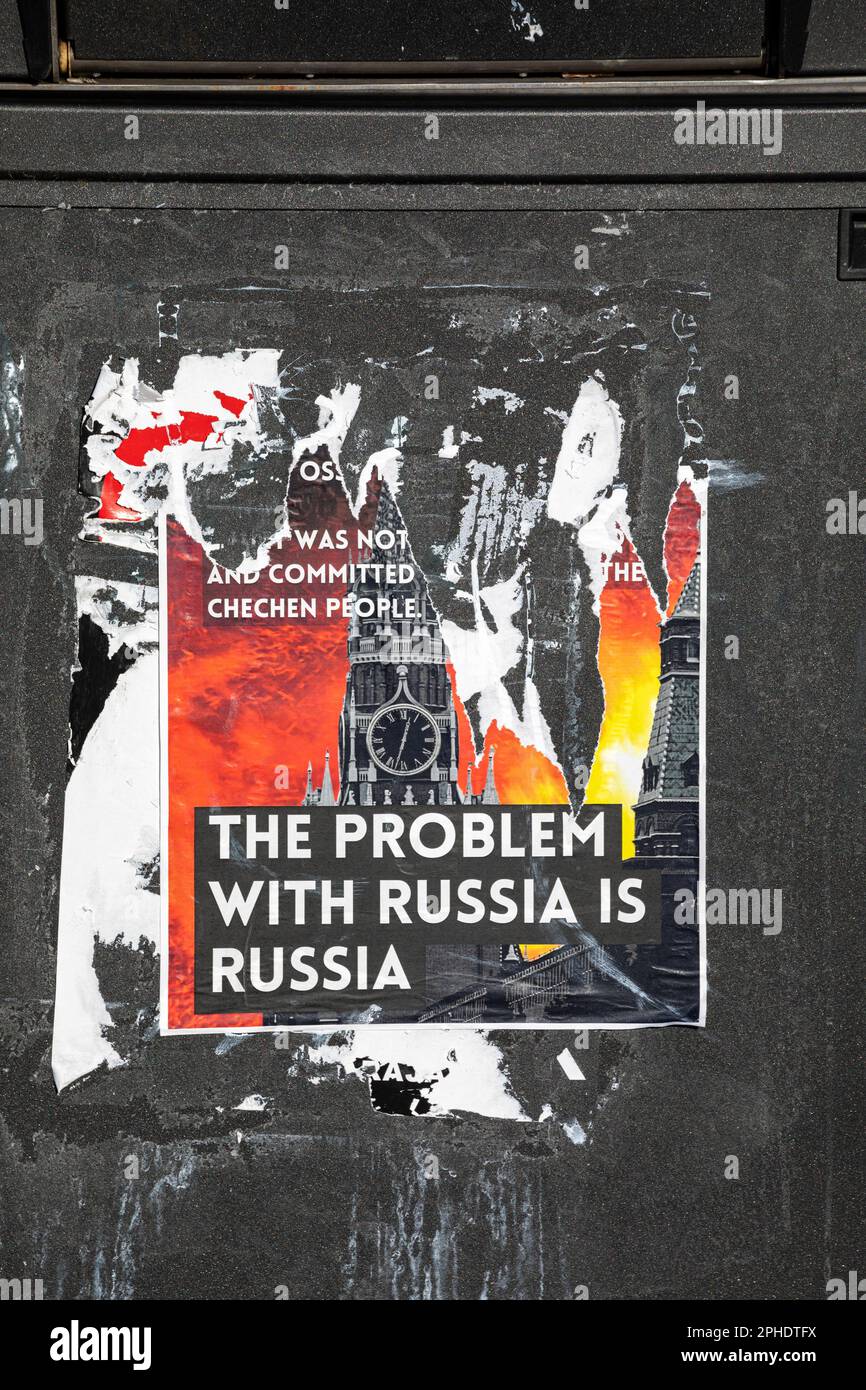 Il problema con la Russia è la Russia. Un poster politico lacerato su un bidone della spazzatura pubblico a Helsinki, Finlandia. Foto Stock