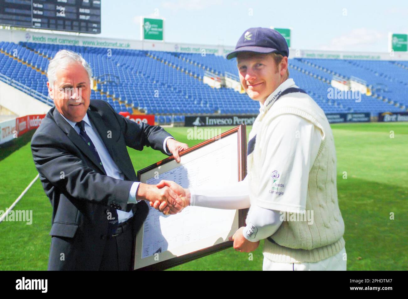 FILE PICS. FOTO DI WILL JOHNSTON/SWpix.com - 18/04/07 - Cricket - Yorkshire V Durham Second XI - 500th gioco della Lega - l'Headingley Carnegie Stadium, Leeds, Inghilterra - Robin Smith presenta il secondo capitano XI, Andrew Gale, con una riproduzione commemorativa della scorecard del primo gioco di campionato dello Yorkshire nel 1959, Per segnare il gioco 500th contro Durham. Foto Stock