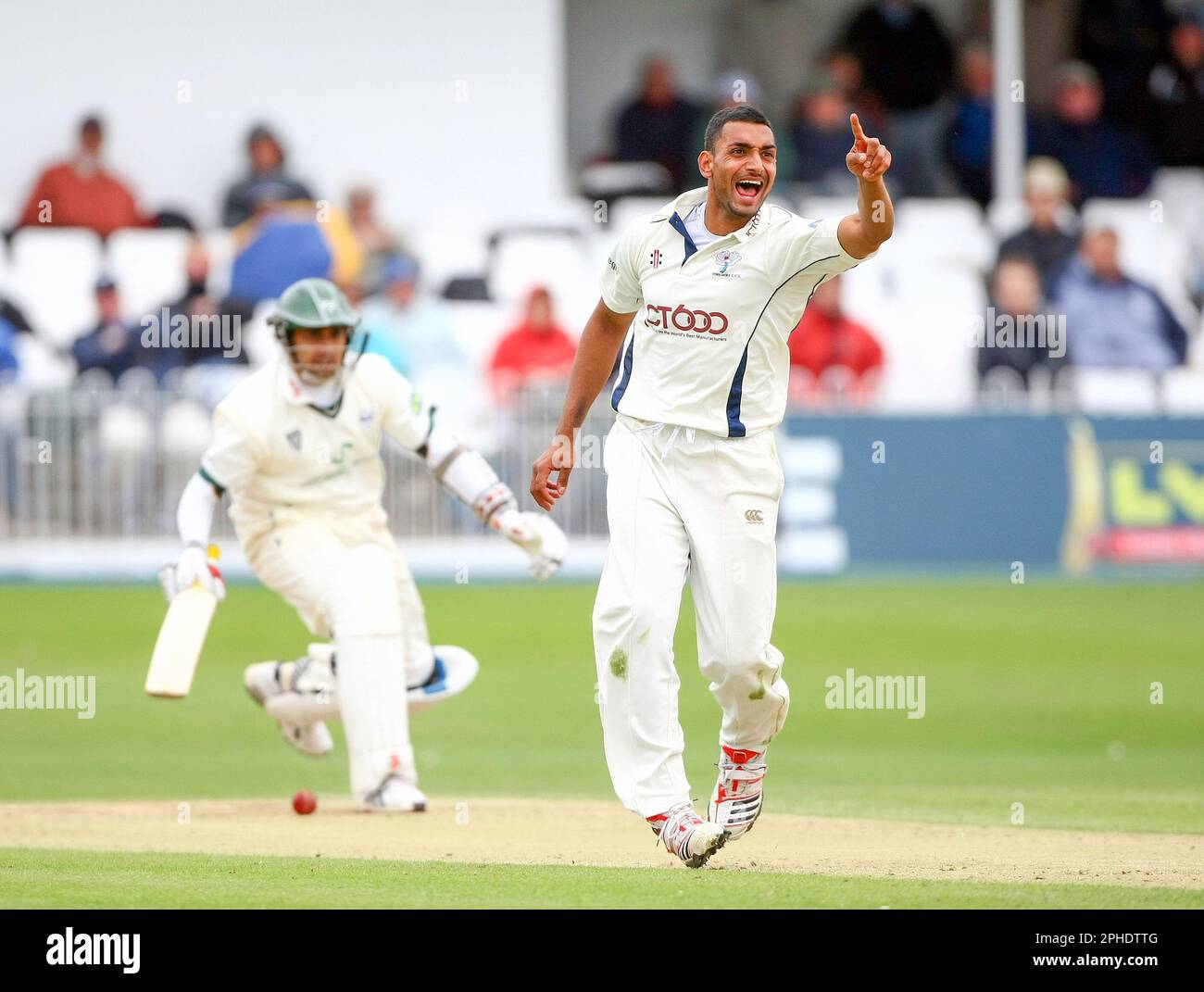 FILE PICS. FOTO DI VAUGHN RIDLEY/SWPIX.COM - 13/07/11 - Cricket - County Championship - Yorkshire v Worcestershire, Day 3 - North Marine Road, Scarborough, Inghilterra - Ajmal Shahzad di Yorkshire si appella per il wicket di Saeed Ajmal del Worcestershire. Foto Stock