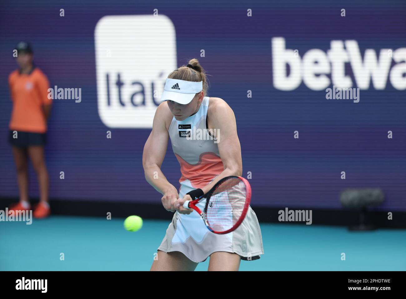 MIAMI GARDENS, FLORIDA - 27 MARZO: Elena Rybakina del Kazakistan sconfigge Elise Mertens del Belgio nella sua quarta partita il giorno 9 del Miami Open all'Hard Rock Stadium il 27 marzo 2023 a Miami Gardens, florid persone: Elena Rybakina Credit: Storms Media Group/Alamy Live News Foto Stock