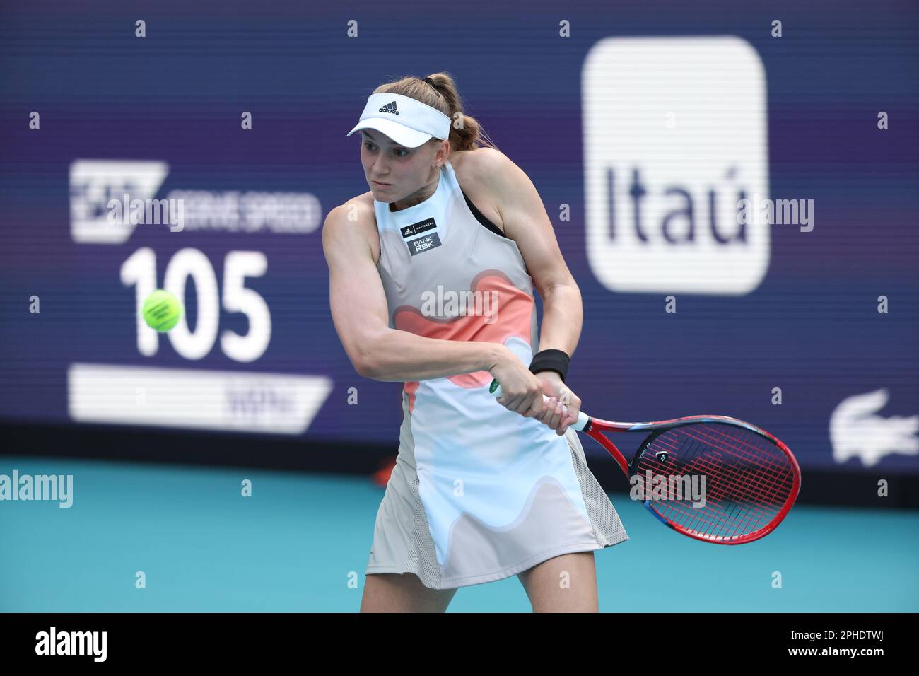 MIAMI GARDENS, FLORIDA - 27 MARZO: Elena Rybakina del Kazakistan sconfigge Elise Mertens del Belgio nella sua quarta partita il giorno 9 del Miami Open all'Hard Rock Stadium il 27 marzo 2023 a Miami Gardens, florid persone: Elena Rybakina Credit: Storms Media Group/Alamy Live News Foto Stock