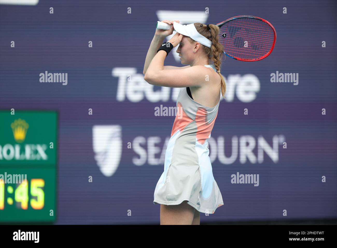 MIAMI GARDENS, FLORIDA - 27 MARZO: Elena Rybakina del Kazakistan sconfigge Elise Mertens del Belgio nella sua quarta partita il giorno 9 del Miami Open all'Hard Rock Stadium il 27 marzo 2023 a Miami Gardens, florid persone: Elena Rybakina Credit: Storms Media Group/Alamy Live News Foto Stock