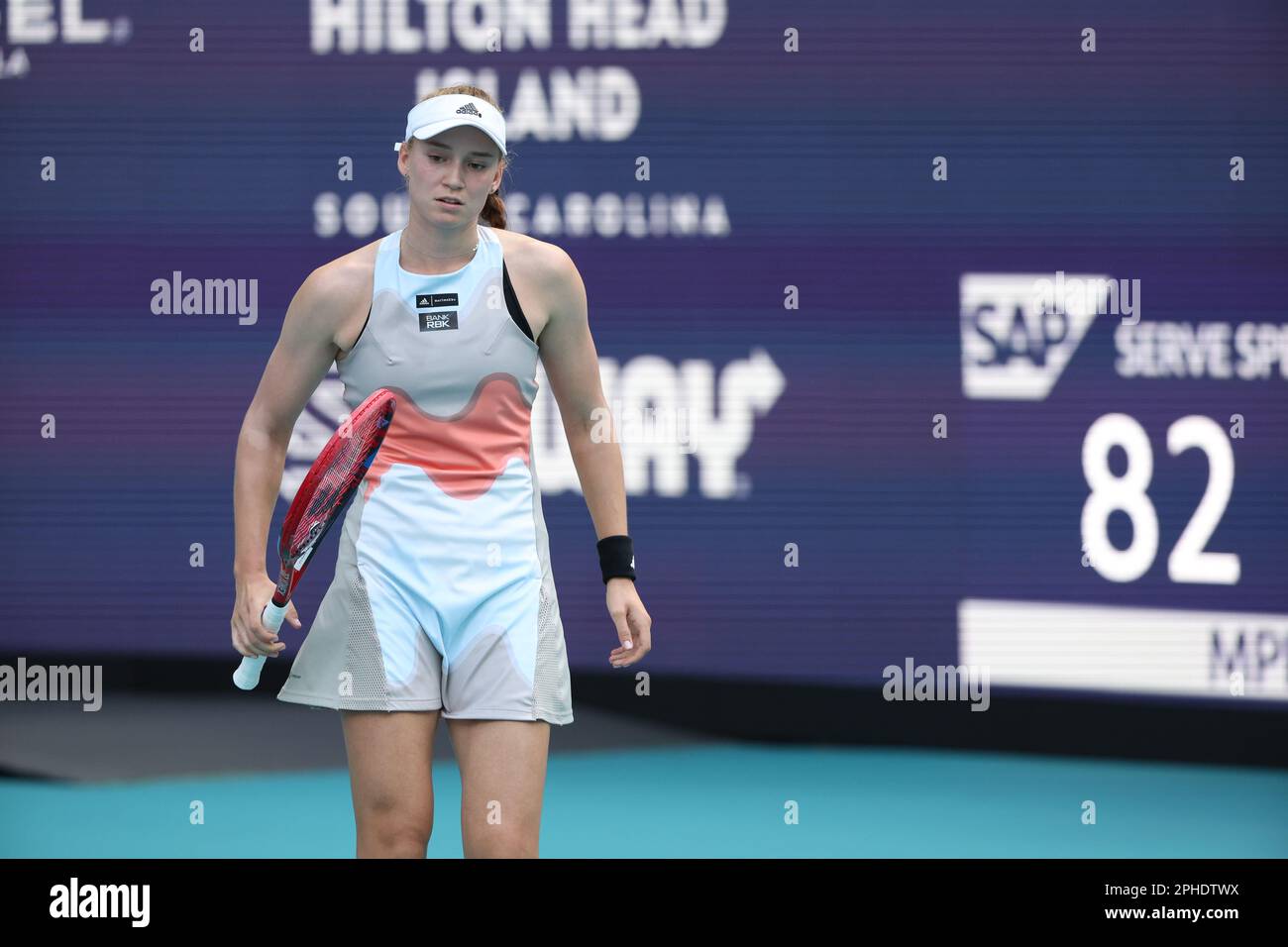 MIAMI GARDENS, FLORIDA - 27 MARZO: Elena Rybakina del Kazakistan sconfigge Elise Mertens del Belgio nella sua quarta partita il giorno 9 del Miami Open all'Hard Rock Stadium il 27 marzo 2023 a Miami Gardens, florid persone: Elena Rybakina Credit: Storms Media Group/Alamy Live News Foto Stock