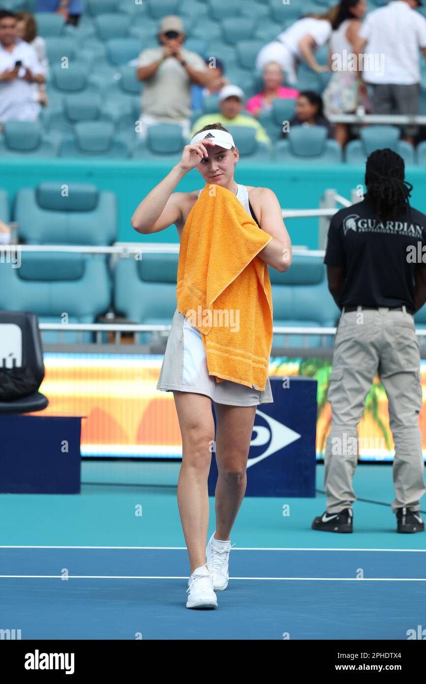 MIAMI GARDENS, FLORIDA - 27 MARZO: Elena Rybakina del Kazakistan sconfigge Elise Mertens del Belgio nella sua quarta partita il giorno 9 del Miami Open all'Hard Rock Stadium il 27 marzo 2023 a Miami Gardens, florid persone: Elena Rybakina Credit: Storms Media Group/Alamy Live News Foto Stock