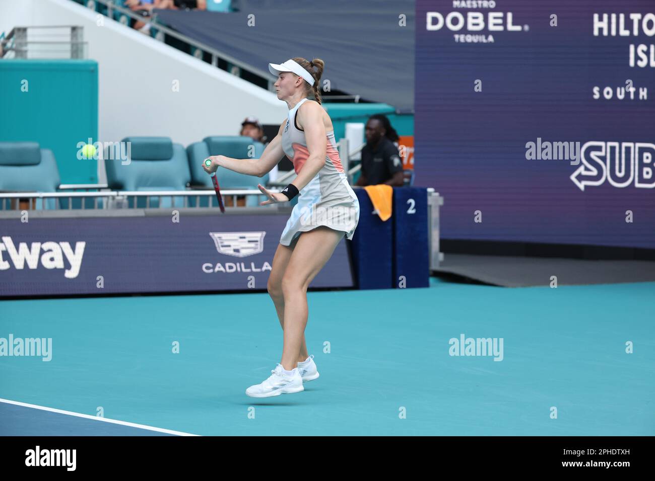 MIAMI GARDENS, FLORIDA - 27 MARZO: Elena Rybakina del Kazakistan sconfigge Elise Mertens del Belgio nella sua quarta partita il giorno 9 del Miami Open all'Hard Rock Stadium il 27 marzo 2023 a Miami Gardens, florid persone: Elena Rybakina Credit: Storms Media Group/Alamy Live News Foto Stock