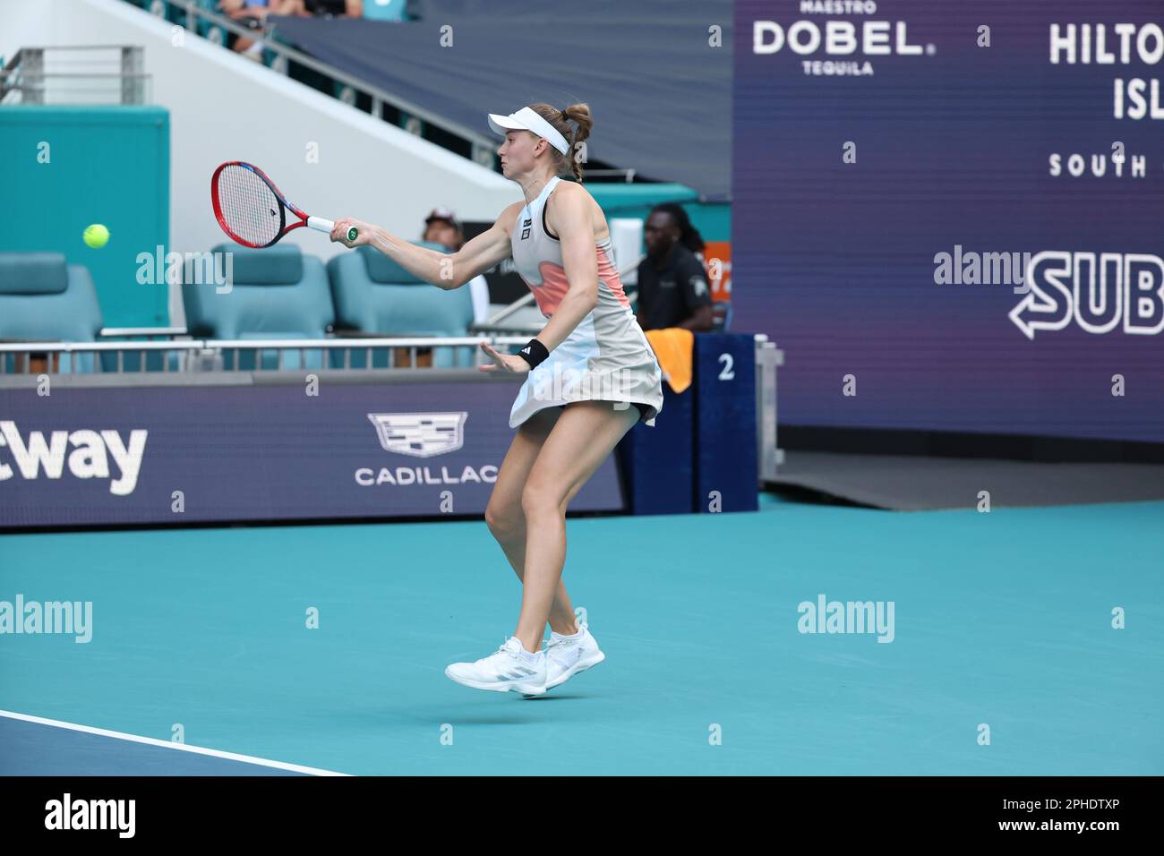 MIAMI GARDENS, FLORIDA - 27 MARZO: Elena Rybakina del Kazakistan sconfigge Elise Mertens del Belgio nella sua quarta partita il giorno 9 del Miami Open all'Hard Rock Stadium il 27 marzo 2023 a Miami Gardens, florid persone: Elena Rybakina Credit: Storms Media Group/Alamy Live News Foto Stock