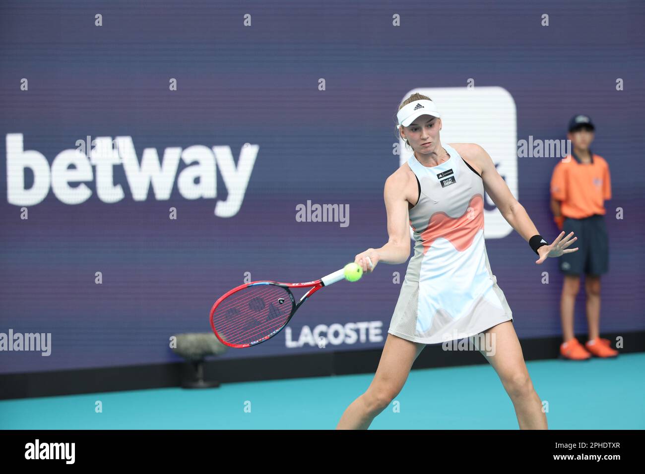 MIAMI GARDENS, FLORIDA - 27 MARZO: Elena Rybakina del Kazakistan sconfigge Elise Mertens del Belgio nella sua quarta partita il giorno 9 del Miami Open all'Hard Rock Stadium il 27 marzo 2023 a Miami Gardens, florid persone: Elena Rybakina Credit: Storms Media Group/Alamy Live News Foto Stock