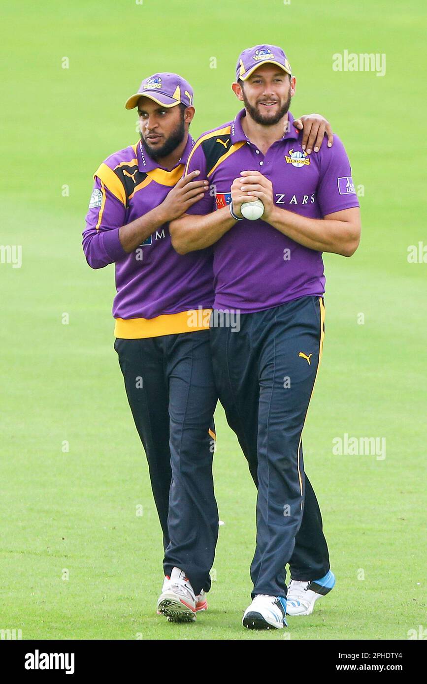 FILE PICS. Foto di Alex Whitehead/SWpix.com - 28/08/14 - Cricket - Royal London One-Day Cup Quarter Final - Yorkshire CCC v Durham CCC - Headingley Cricket Ground, Leeds, Inghilterra - Tim Brennan (R) dello Yorkshire si congratula con Ail Rashid (L) per aver catturato Gareth Breese di Durham. Foto Stock