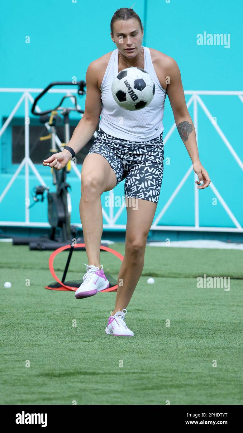 MIAMI GARDENS, FLORIDA - 27 MARZO: Elena Rybakina del Kazakhstan sconfigge Elise Mertens del Belgio nella sua quarta partita il giorno 9 del Miami Open all'Hard Rock Stadium il 27 marzo 2023 a Miami Gardens, florid persone: Aryna Sabalenka Credit: Storms Media Group/Alamy Live News Foto Stock