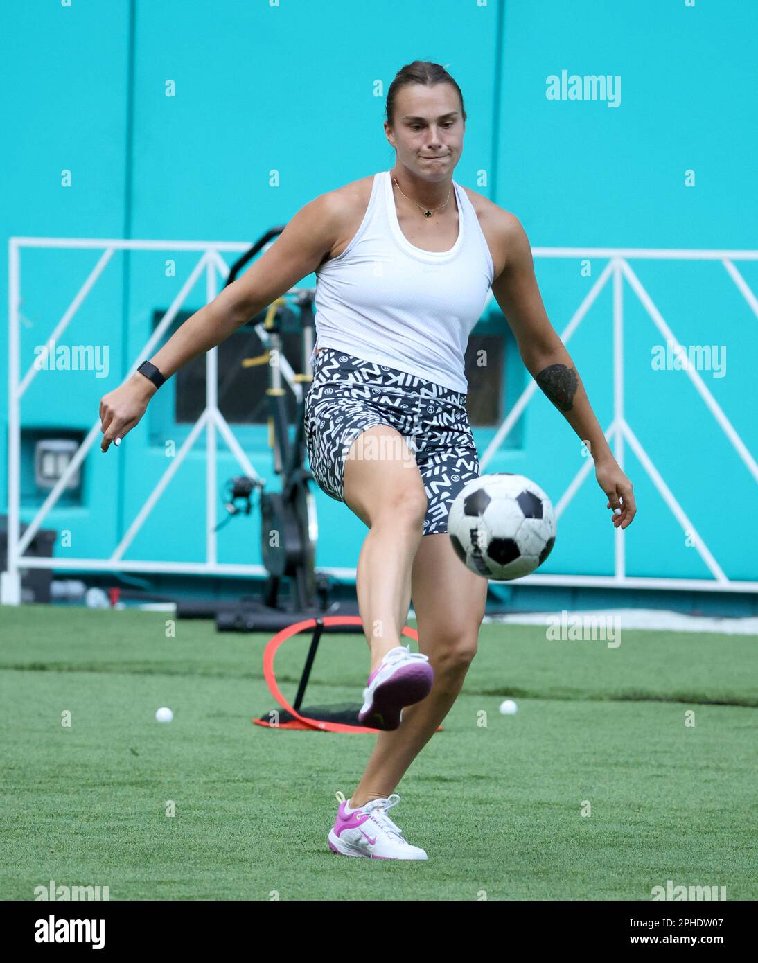 MIAMI GARDENS, FLORIDA - 27 MARZO: Elena Rybakina del Kazakhstan sconfigge Elise Mertens del Belgio nella sua quarta partita il giorno 9 del Miami Open all'Hard Rock Stadium il 27 marzo 2023 a Miami Gardens, florid persone: Aryna Sabalenka Credit: Storms Media Group/Alamy Live News Foto Stock