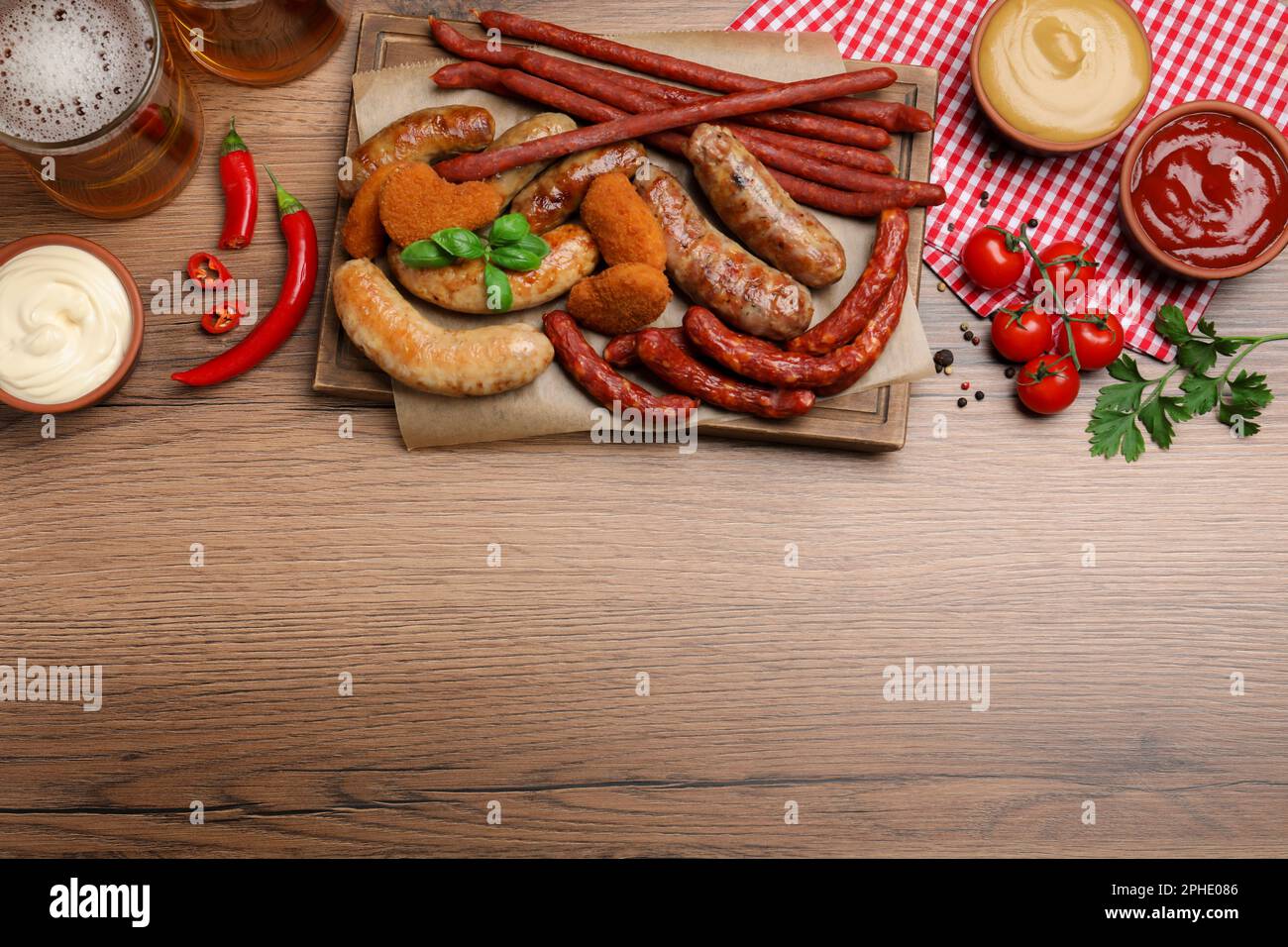 Set di diversi gustosi snack e birra su tavolo di legno, piatto. Spazio per il testo Foto Stock